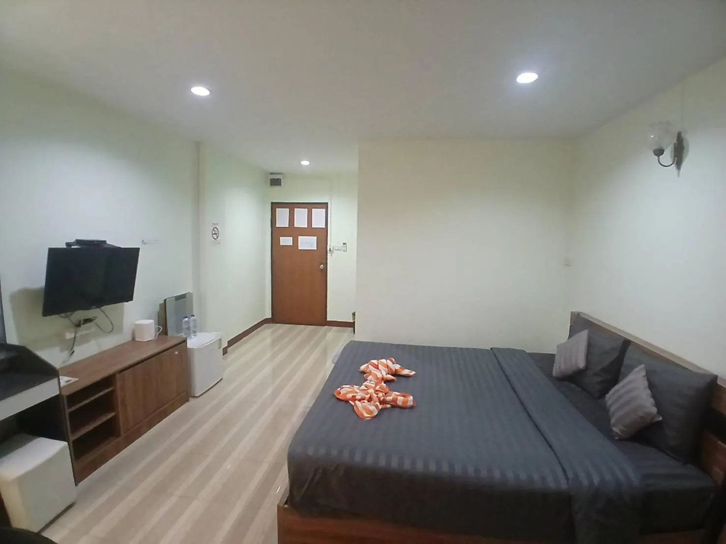 Bed in Alongkorn hotel by SB