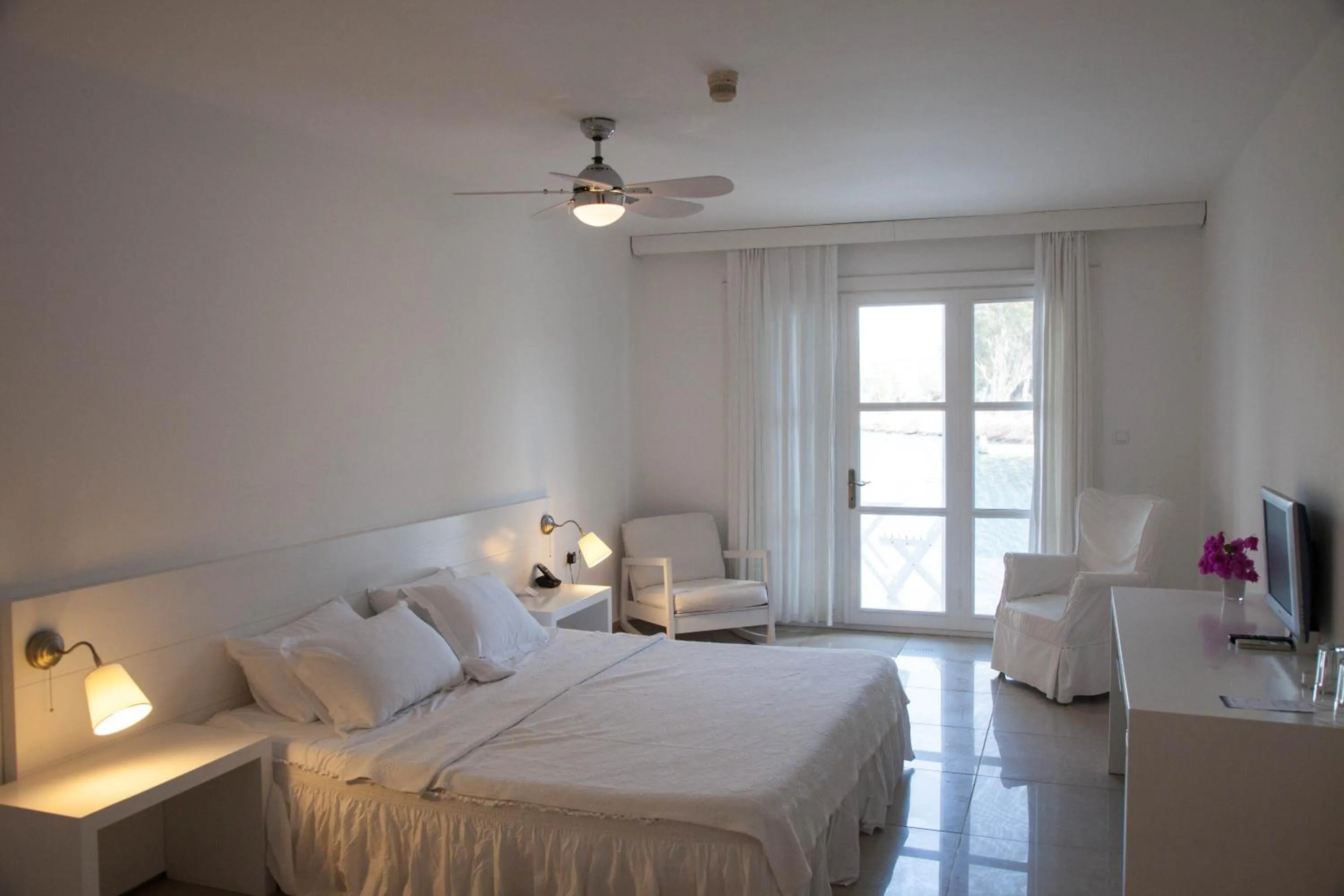Photo of the whole room, Bed in Port Alacati Hotel