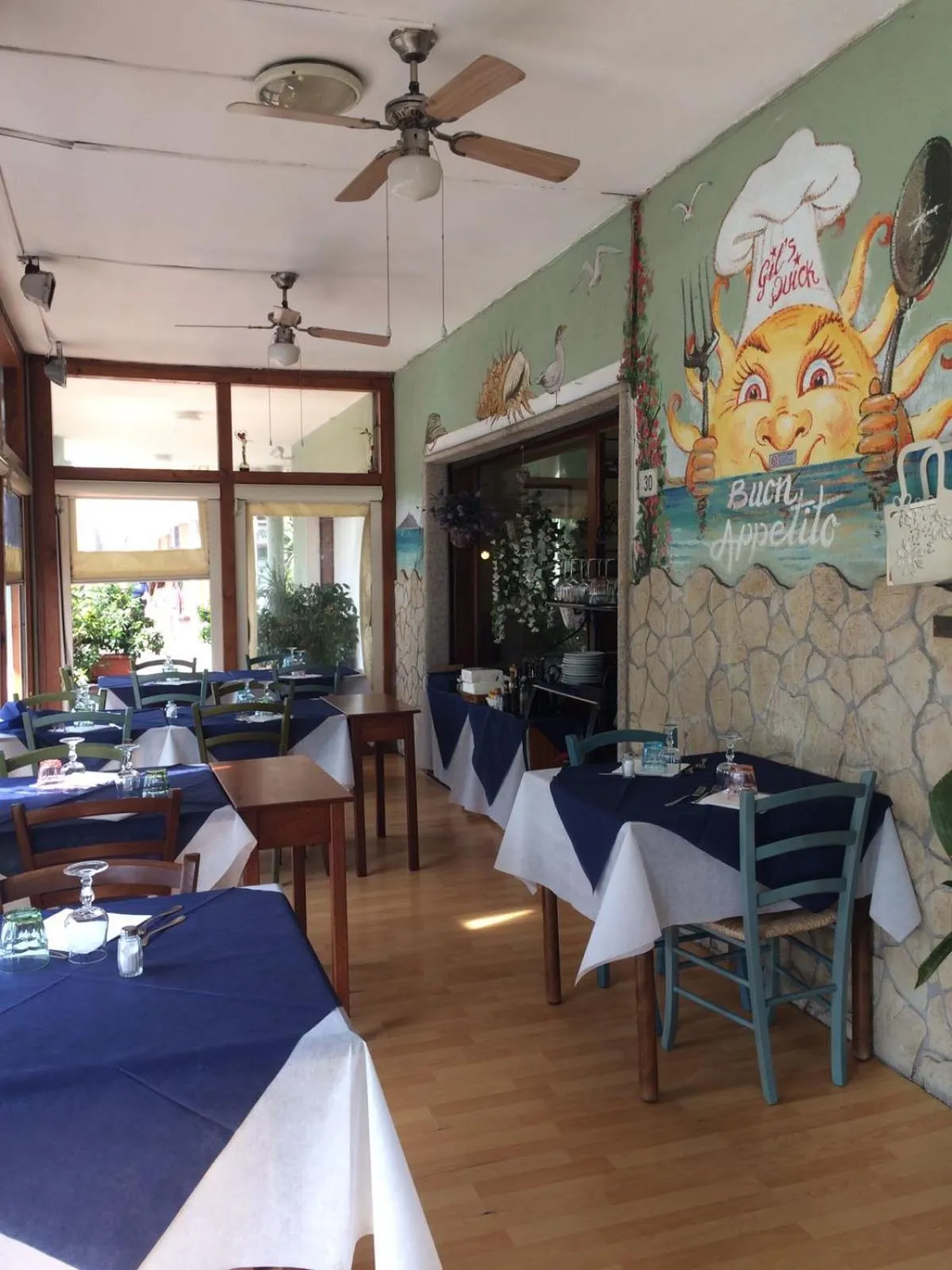 Restaurant/places to eat in Gil's Hotel