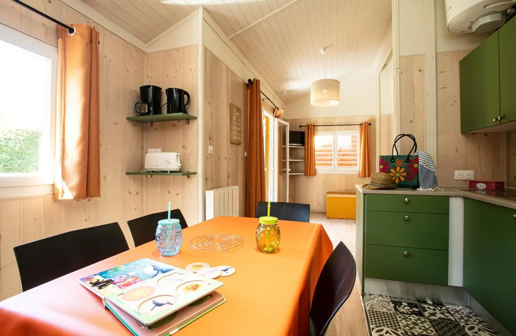 Kitchen or kitchenette in A La Rencontre Du Soleil - Camping