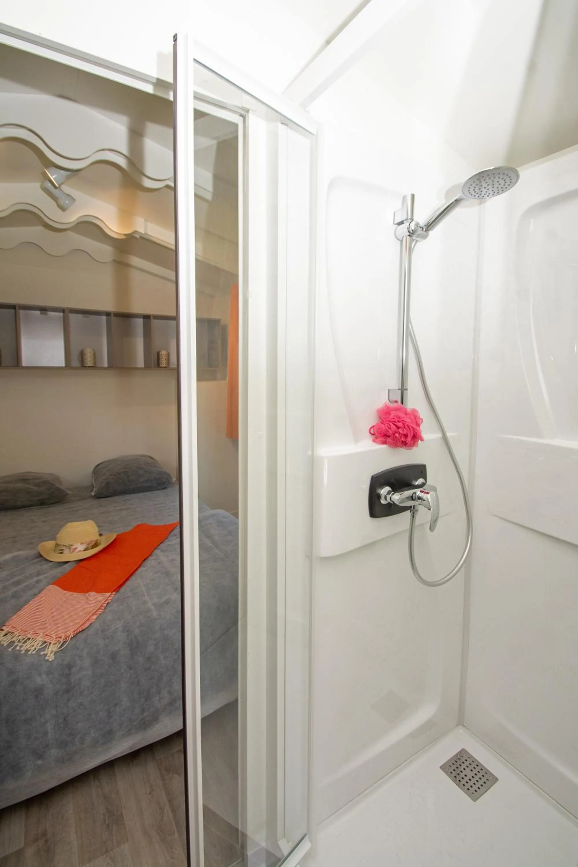 Shower, Bed in A La Rencontre Du Soleil - Camping