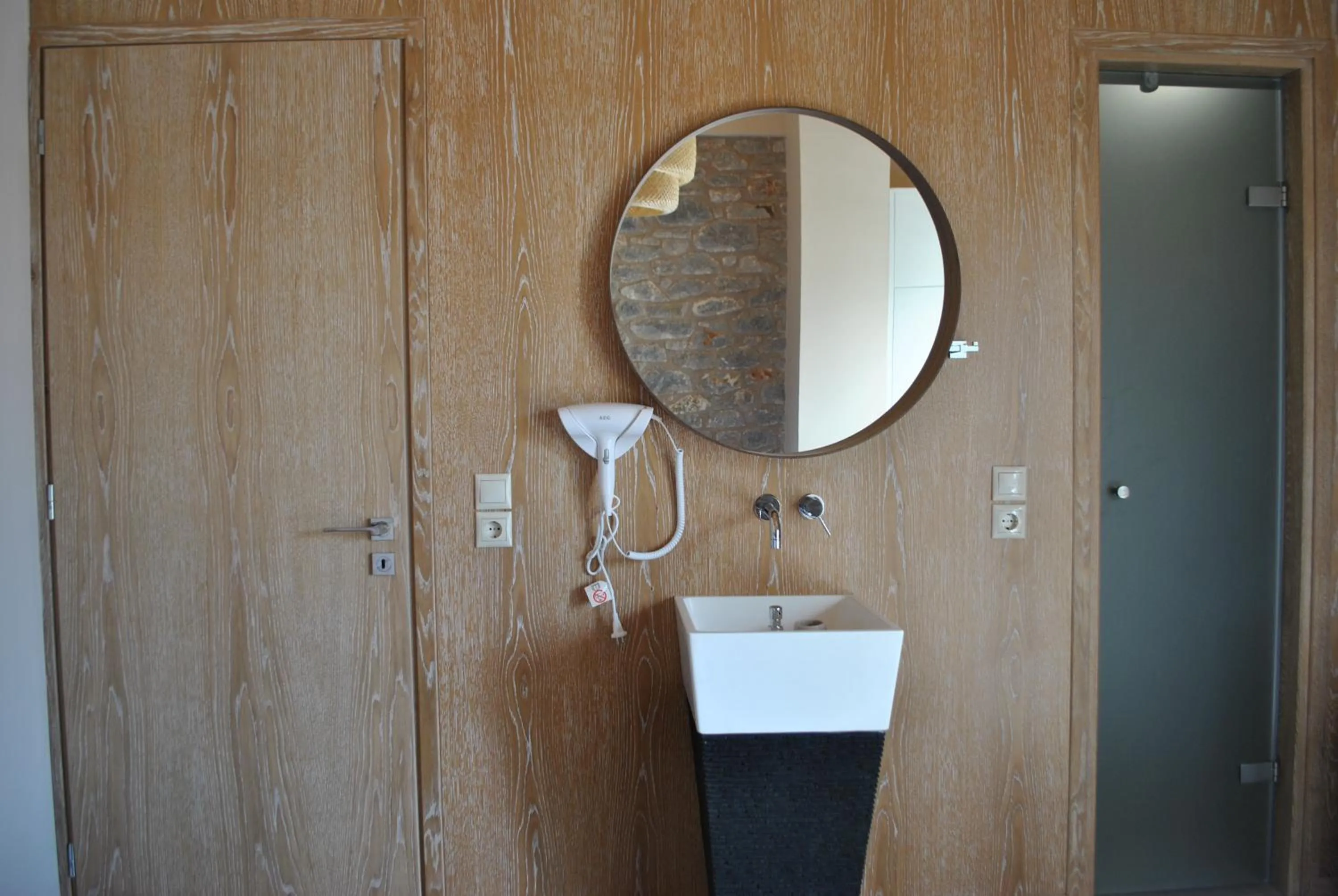 Petras Gi - Stone Houses