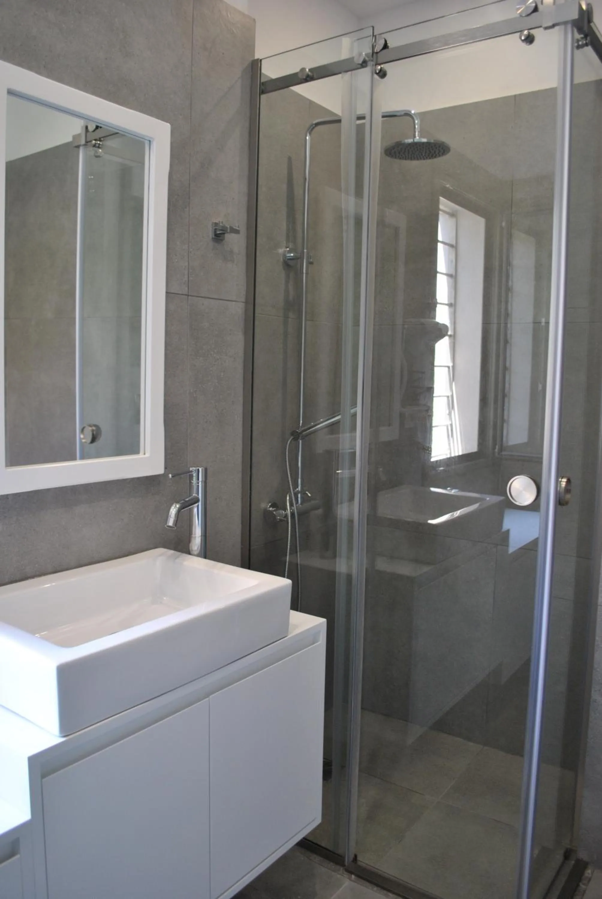 Petras Gi - Stone Houses