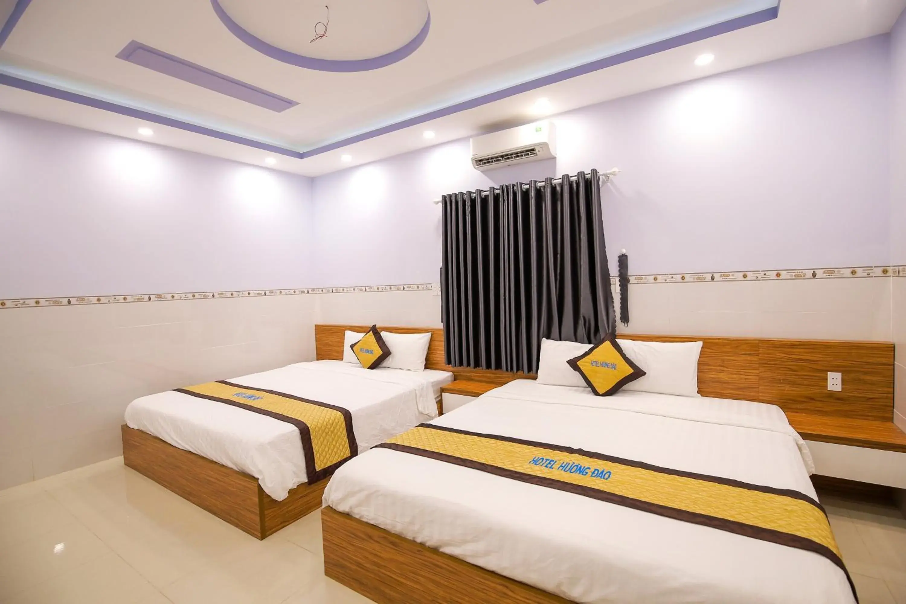 Quadruple Room with Mountain View in Hotel Hương Đào Quadruple Room with Mountain View in Hotel Hương Đào