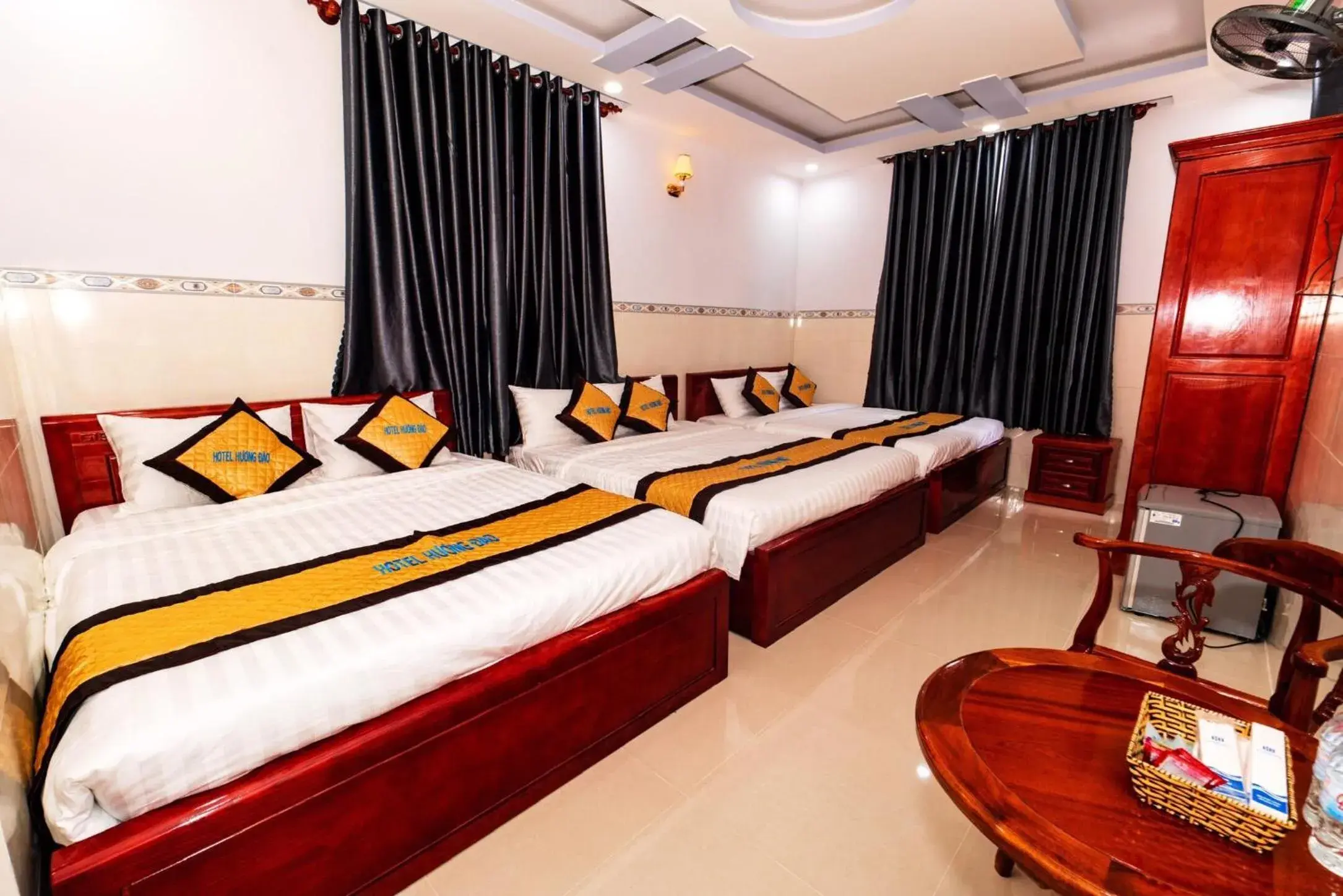 Mixed Dormitory Room in Hotel Hương Đào Mixed Dormitory Room in Hotel Hương Đào