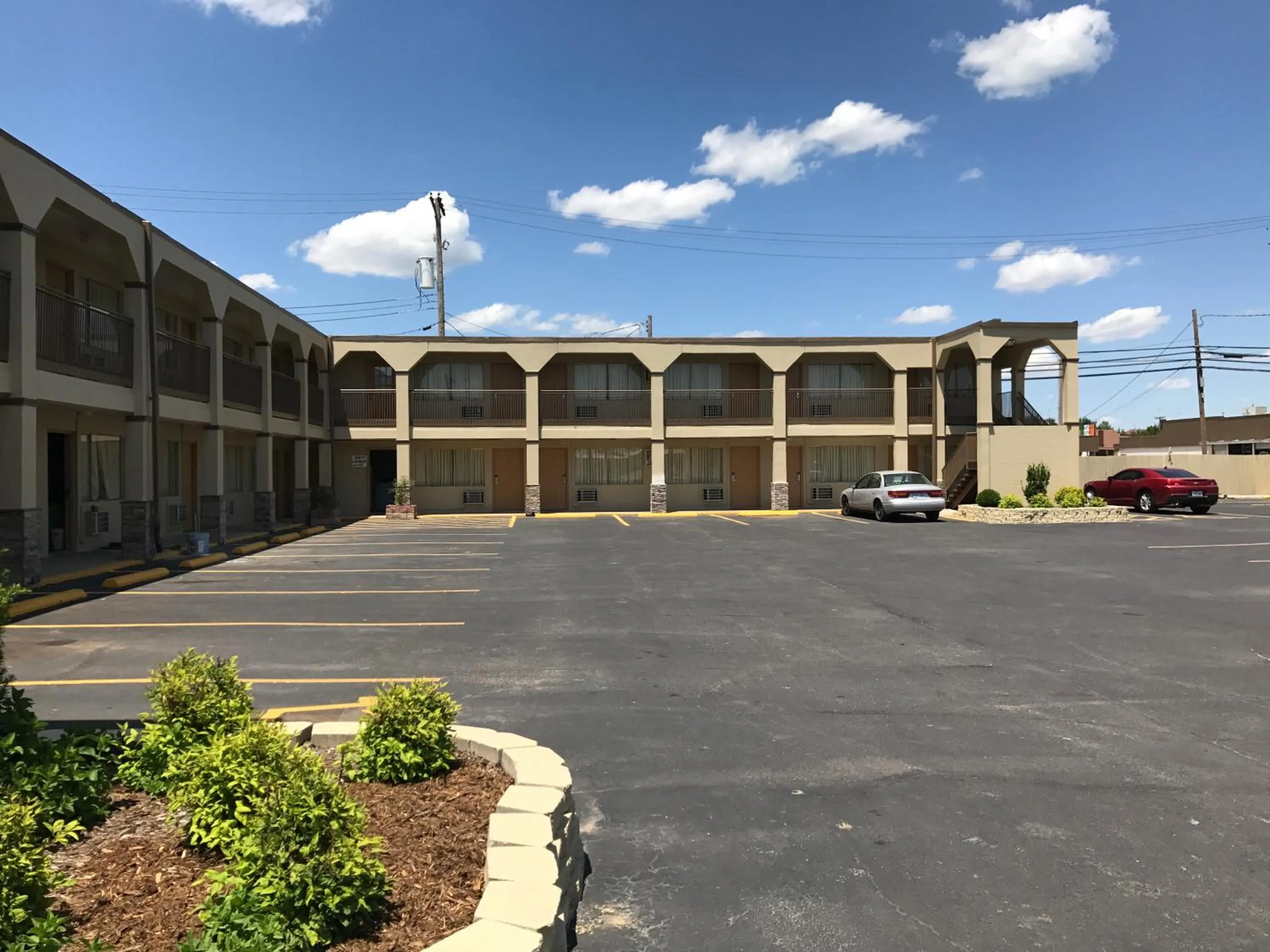 Facade/entrance in Hutchinson Inn