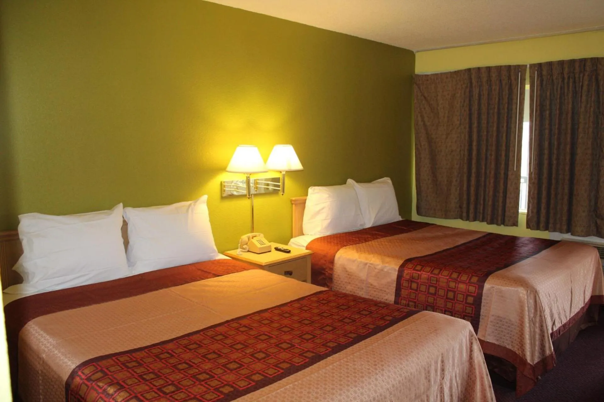 Bed in Hutchinson Inn