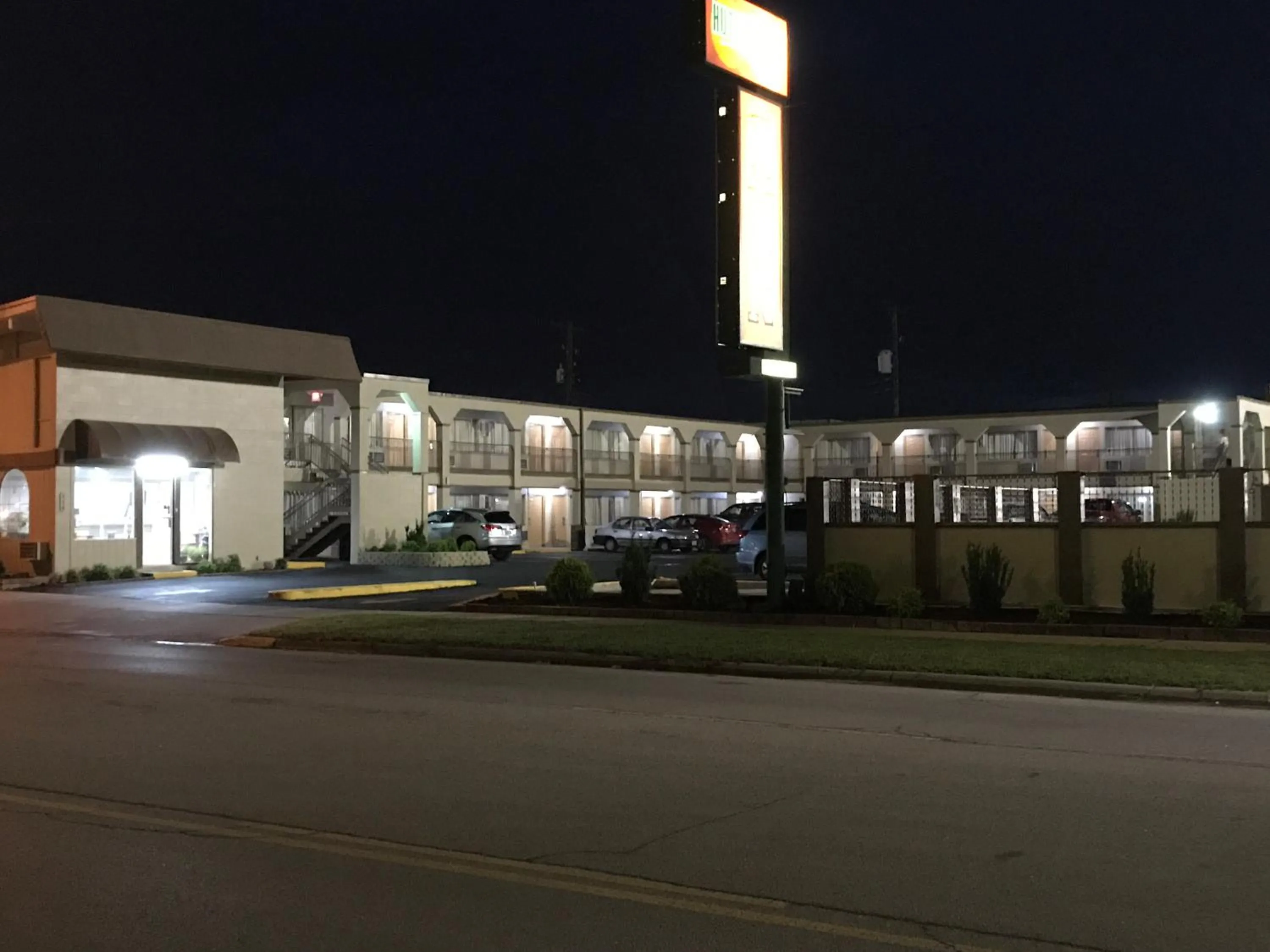 Facade/entrance in Hutchinson Inn