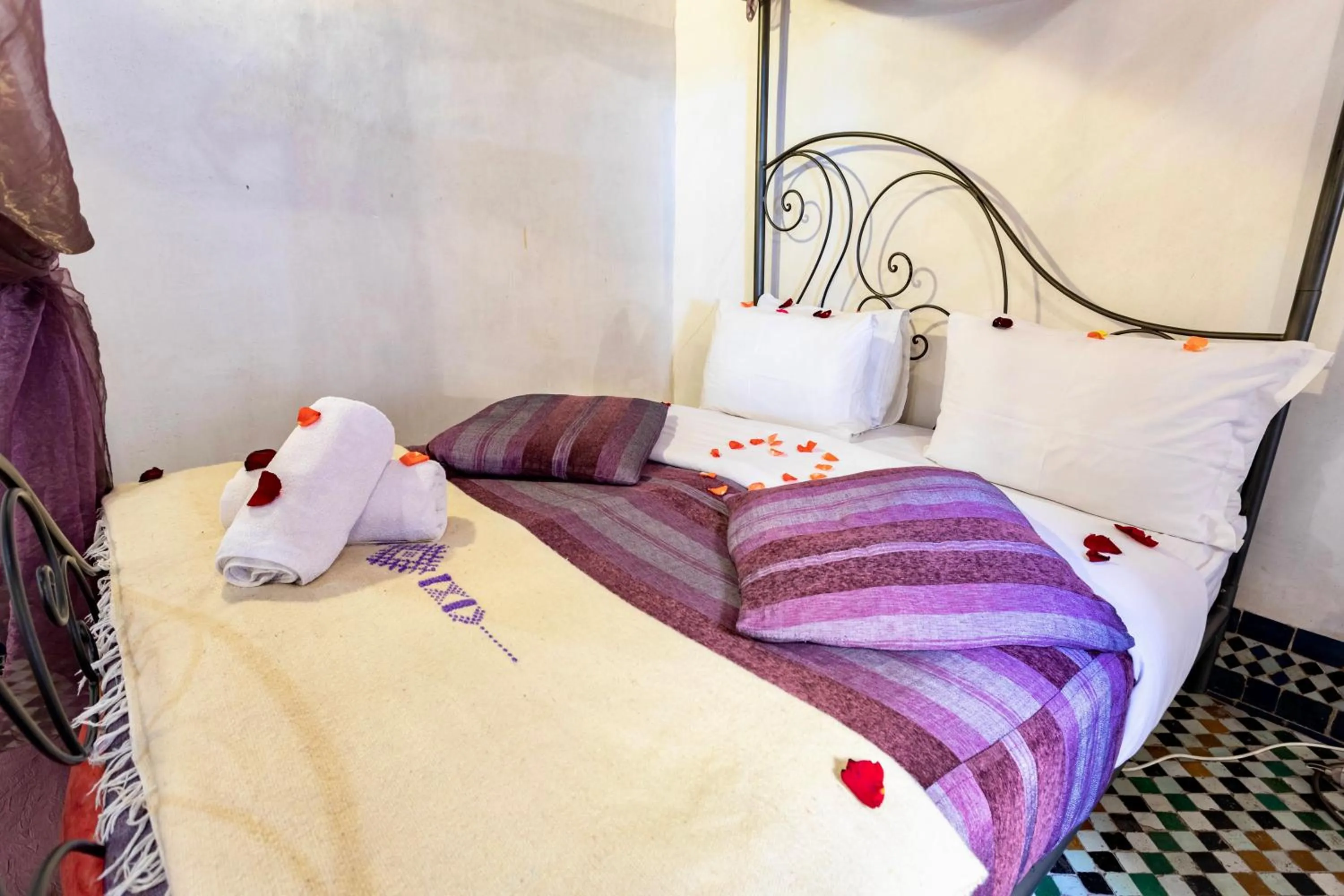 Bed in Dar Attajalli