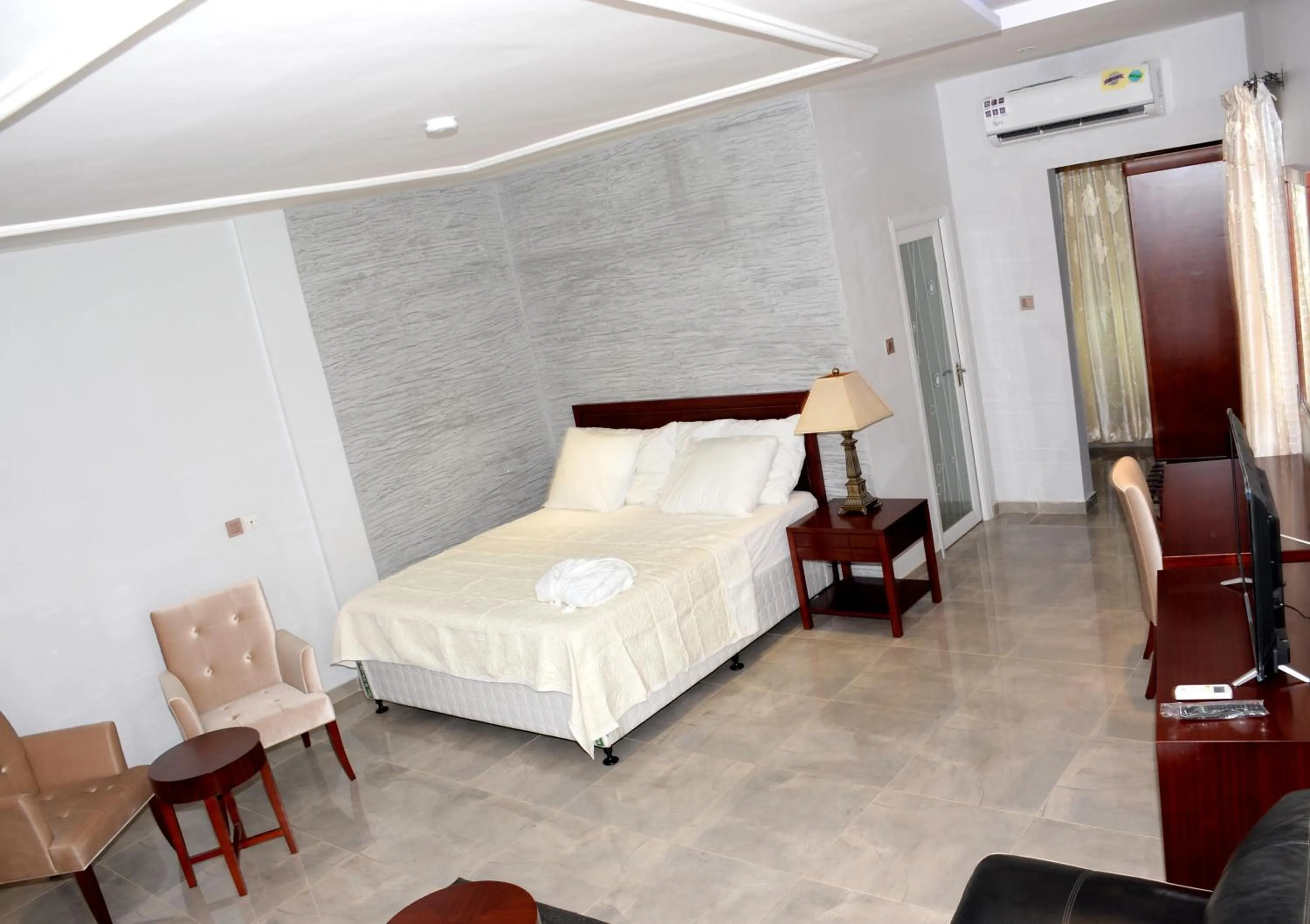 Bed in HOTEL AMBASSADORS ANNEXE