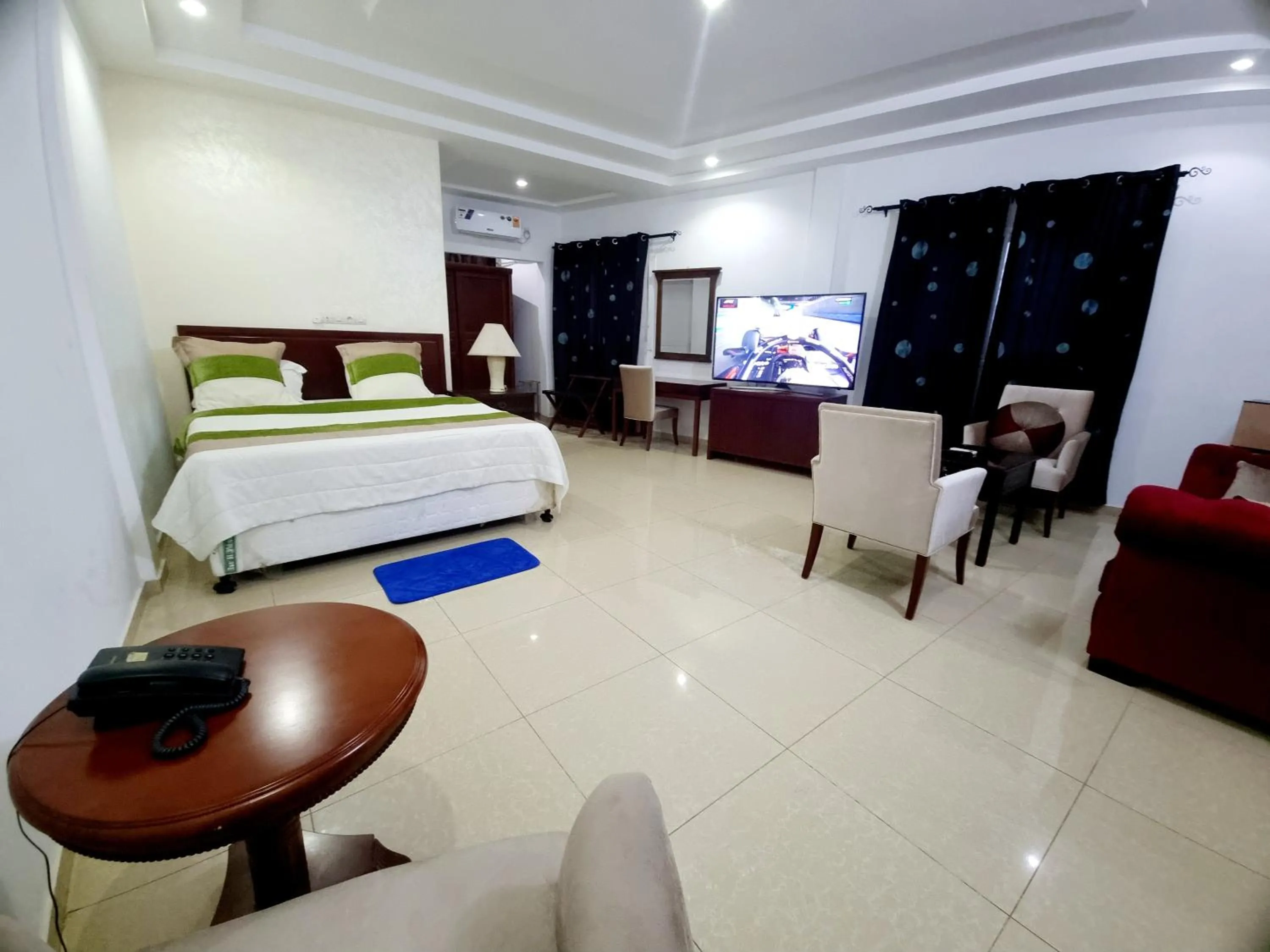 Bed in HOTEL AMBASSADORS ANNEXE