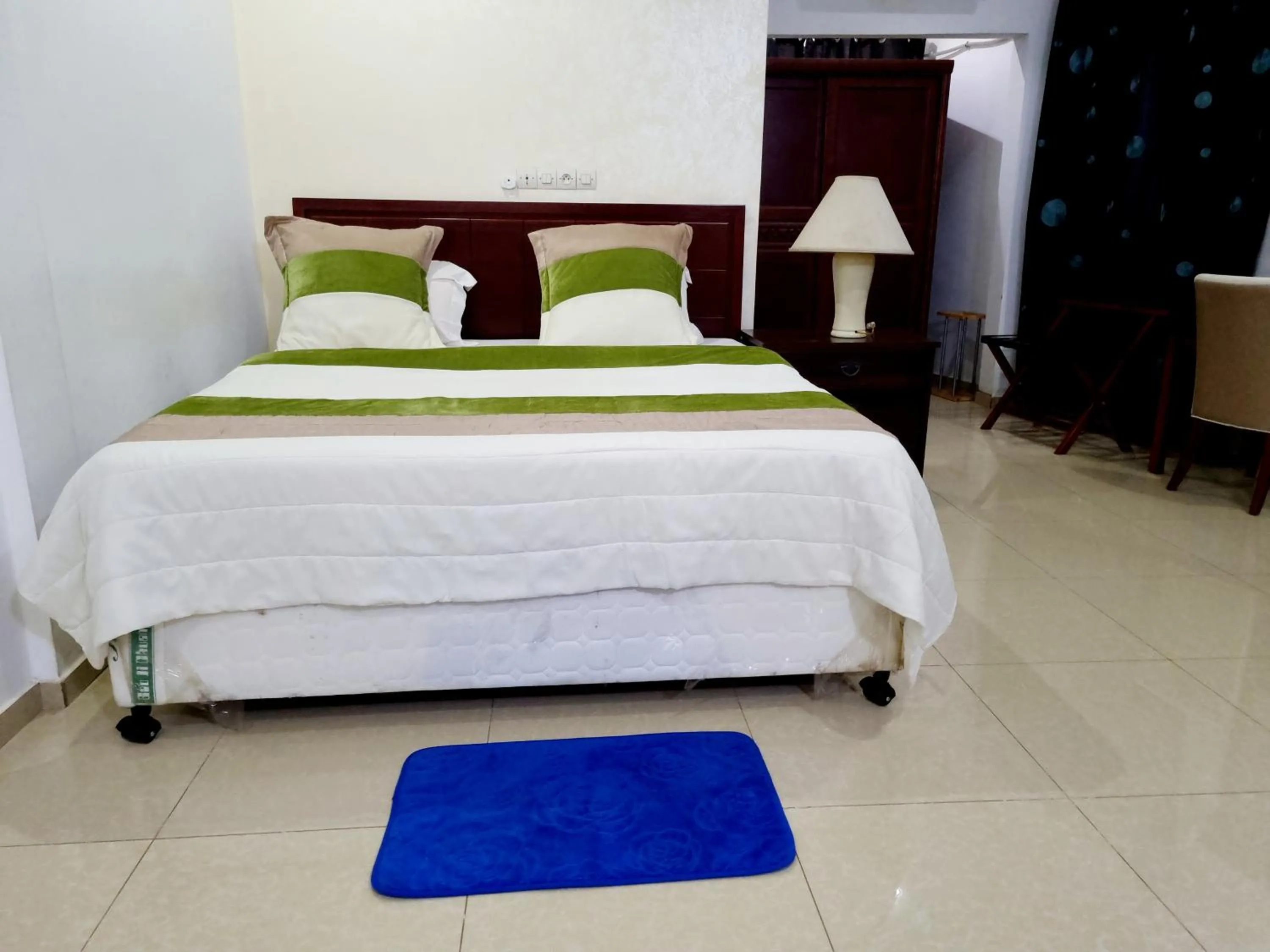 Bed in HOTEL AMBASSADORS ANNEXE