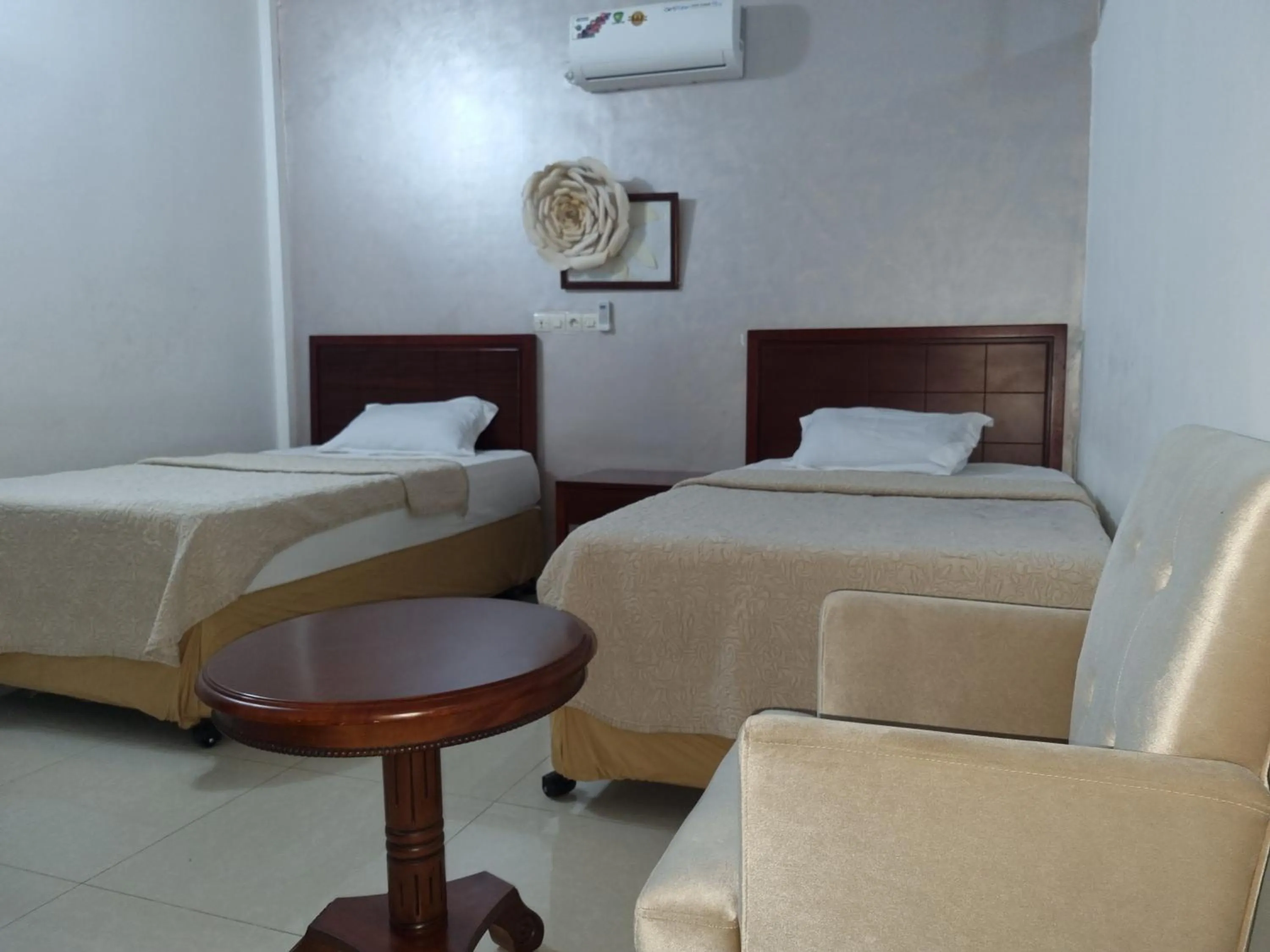 Bed in HOTEL AMBASSADORS ANNEXE