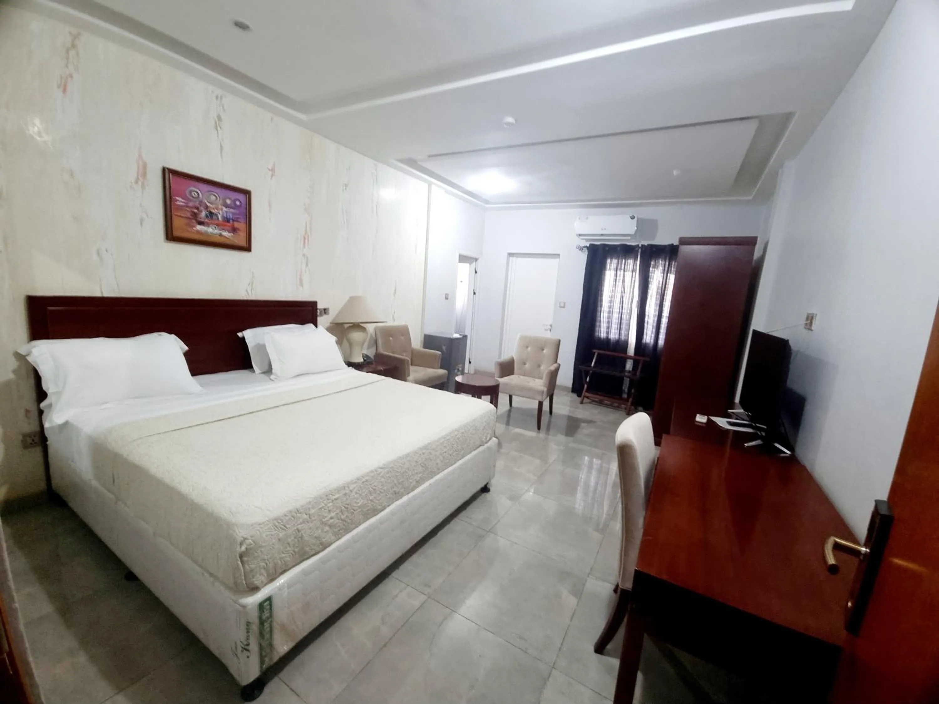 Bed in HOTEL AMBASSADORS ANNEXE