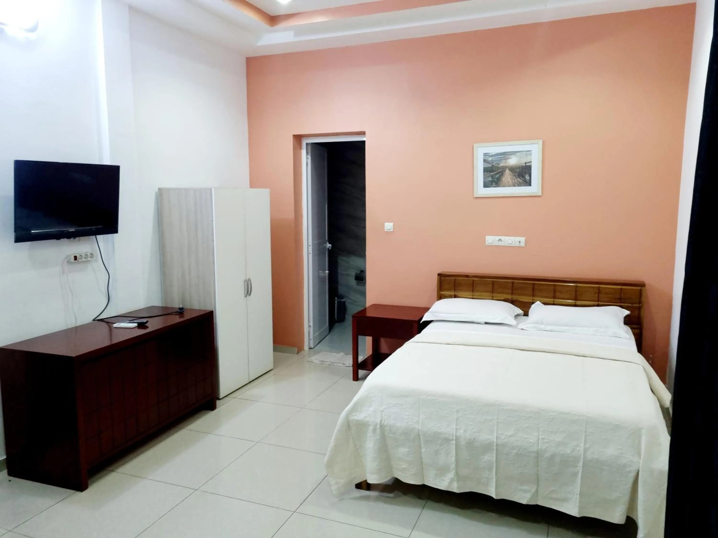 Bed in HOTEL AMBASSADORS ANNEXE