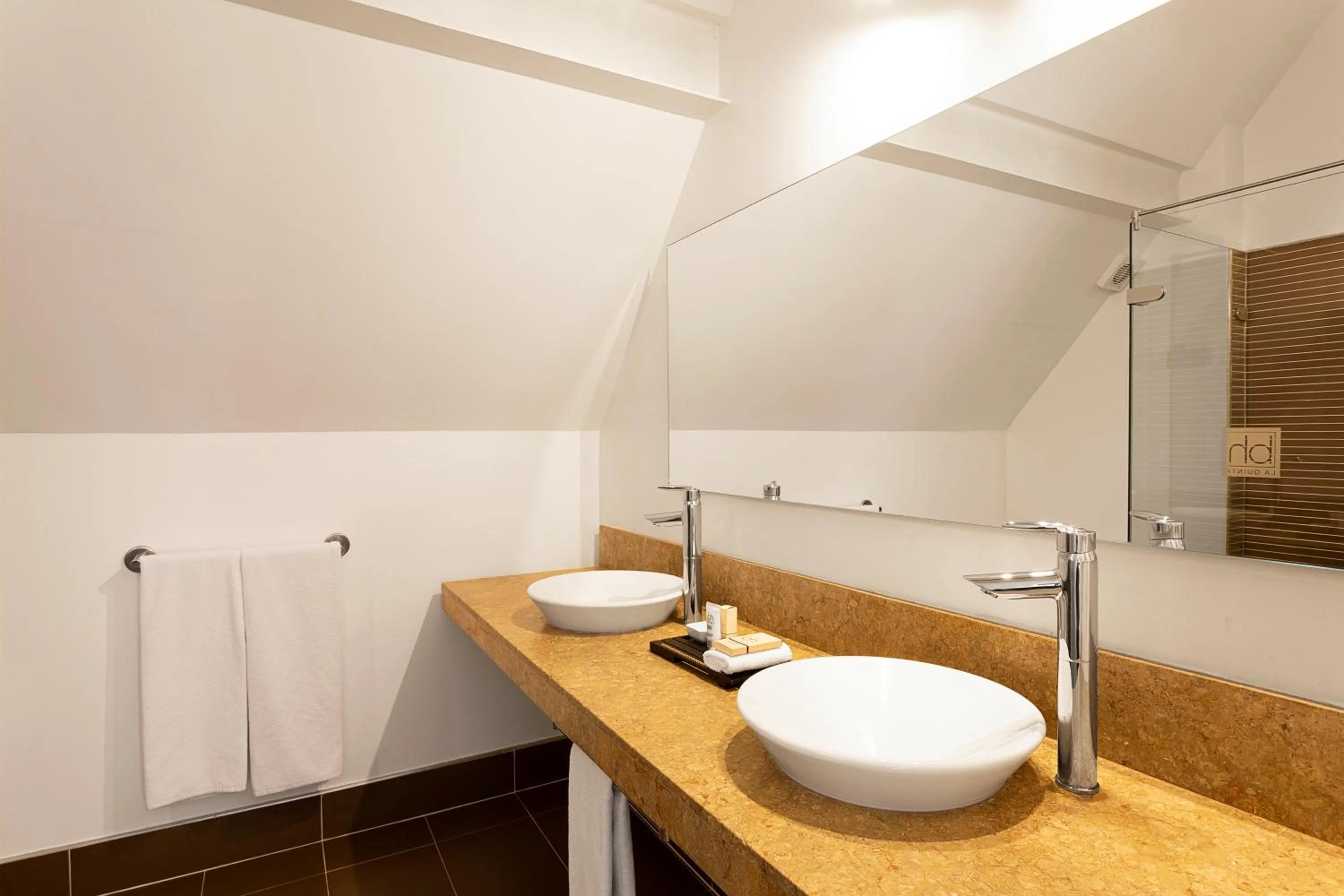 Bathroom in Hotel bh La Quinta