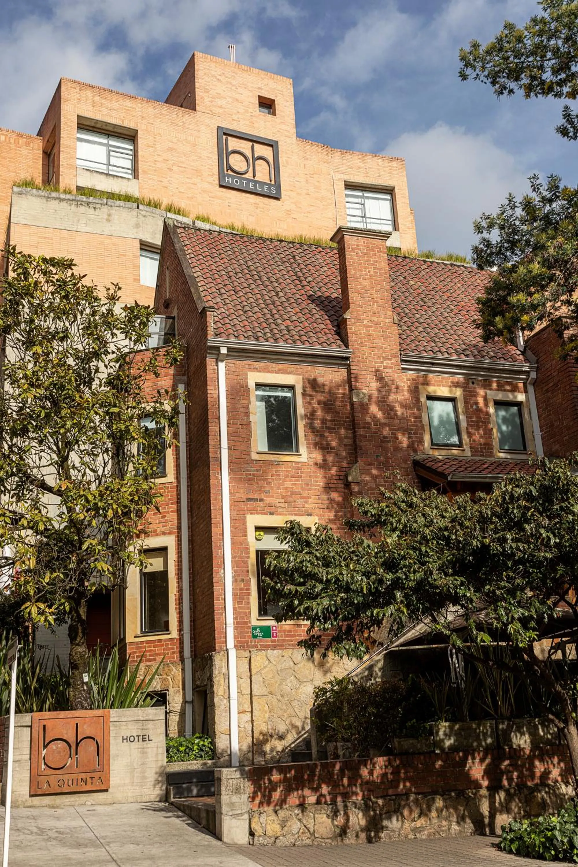 Facade/entrance in Hotel bh La Quinta