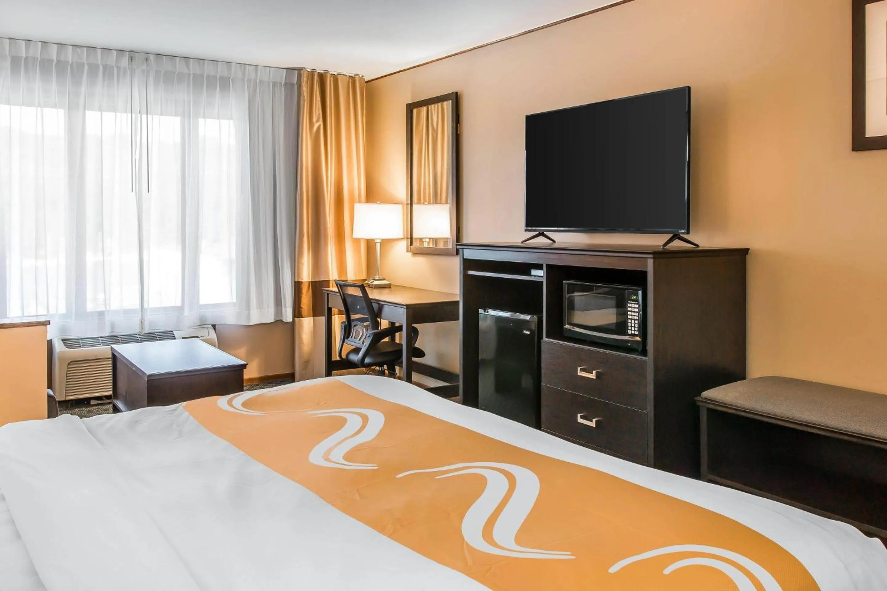 Bedroom, Bed in Quality Inn & Suites Houghton Downtown