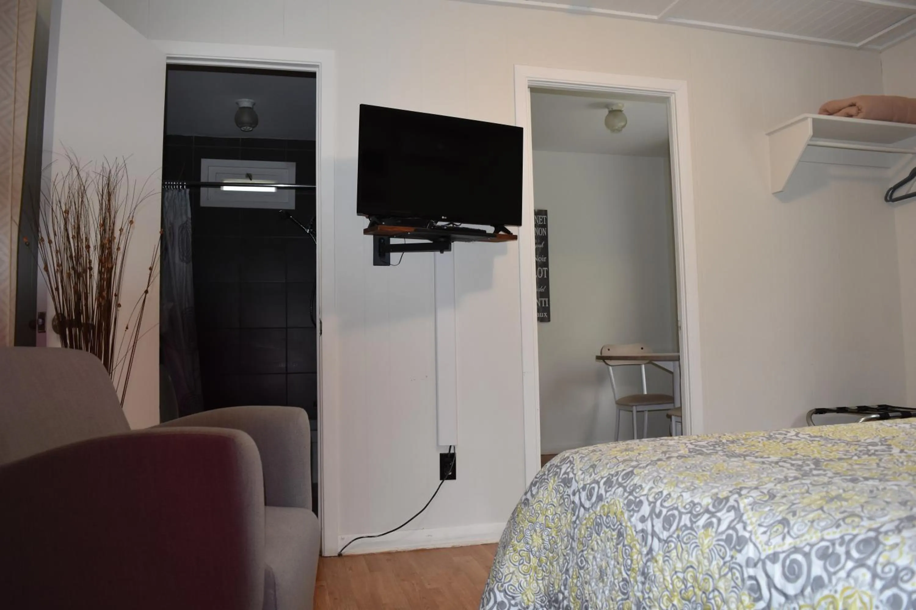 Photo of the whole room in Motel de L'Anse et Camping Rimouski