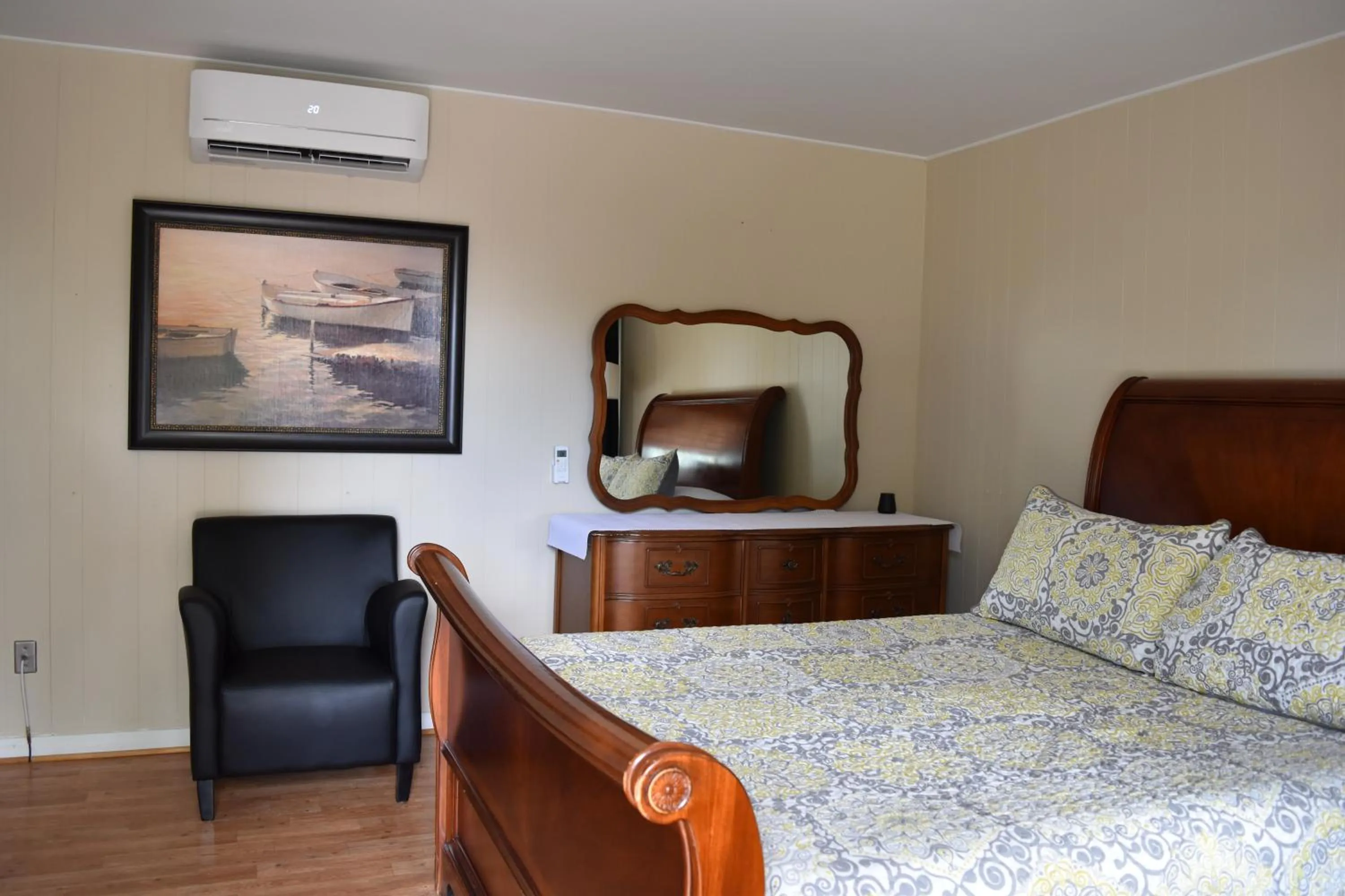 Photo of the whole room in Motel de L'Anse et Camping Rimouski