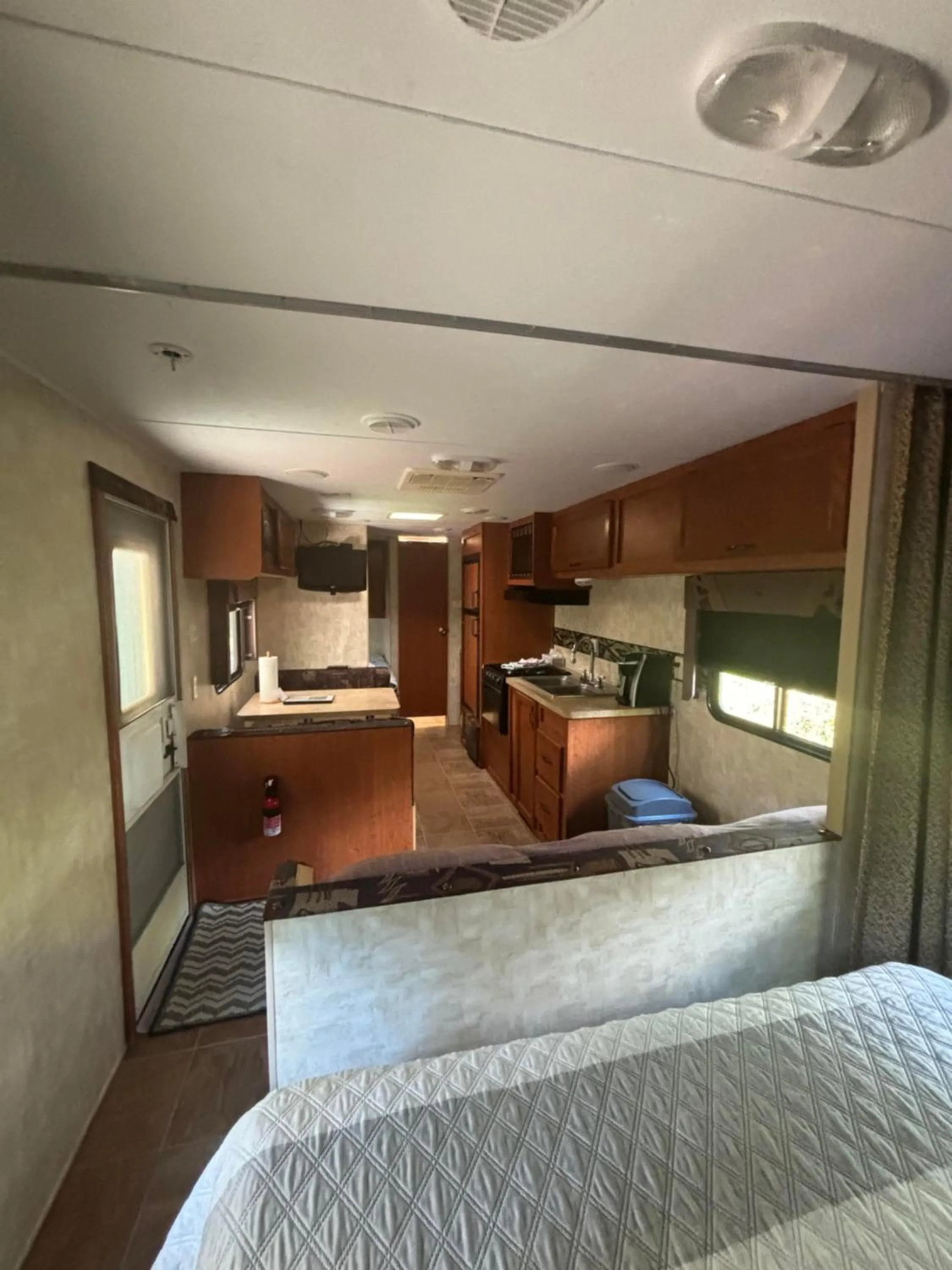 Kitchen or kitchenette, Bed in Motel de L'Anse et Camping Rimouski