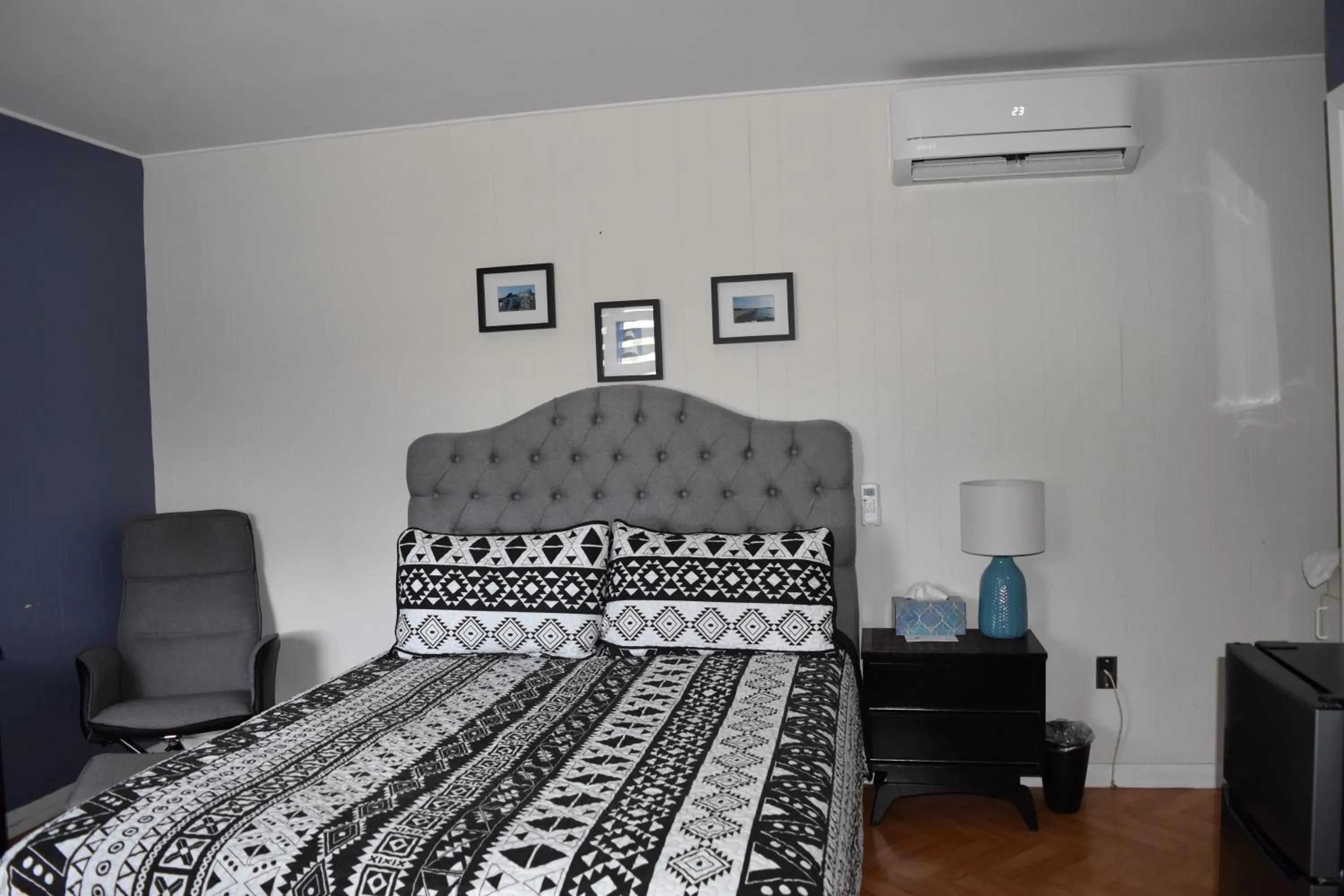 Photo of the whole room in Motel de L'Anse et Camping Rimouski