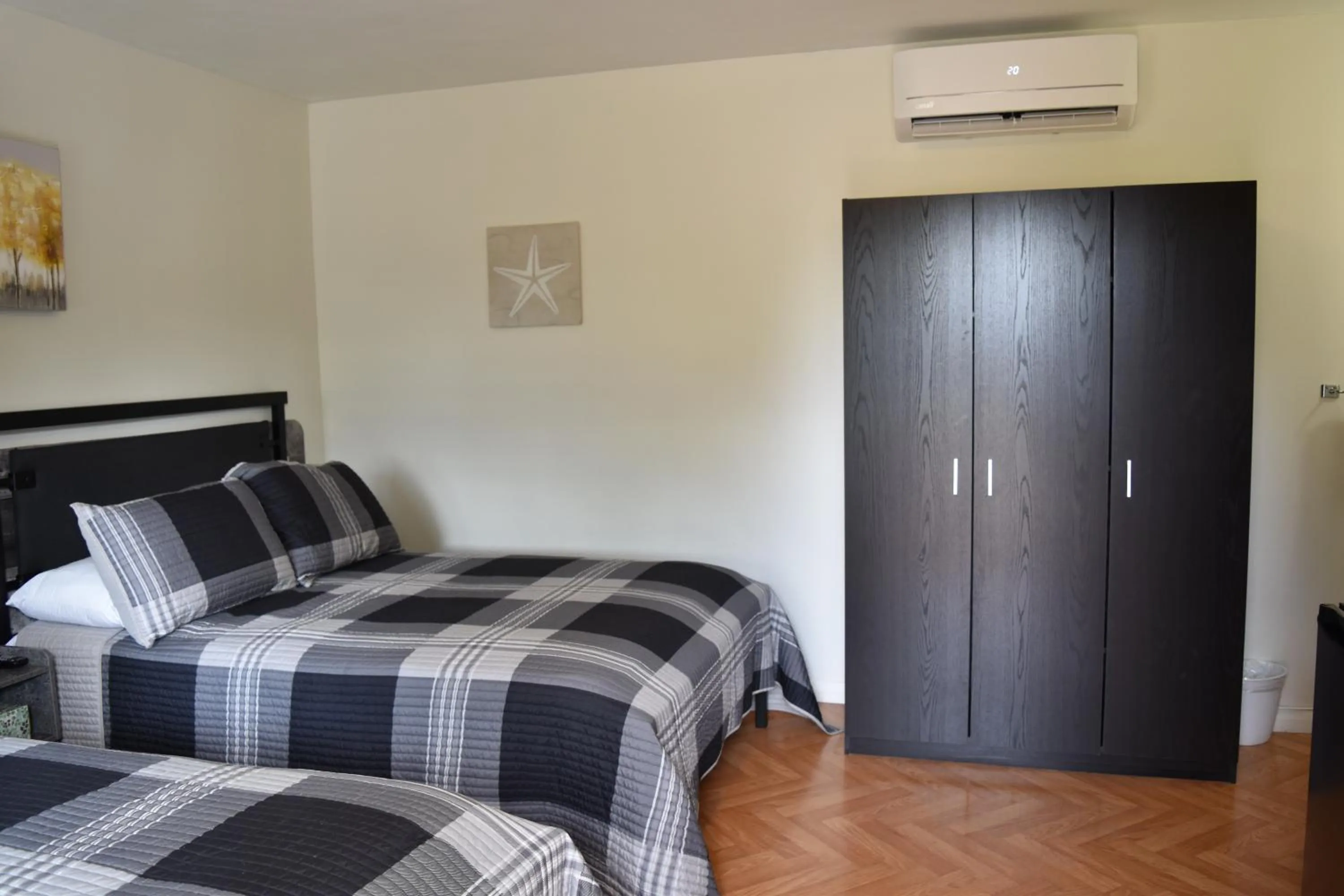 Photo of the whole room in Motel de L'Anse et Camping Rimouski