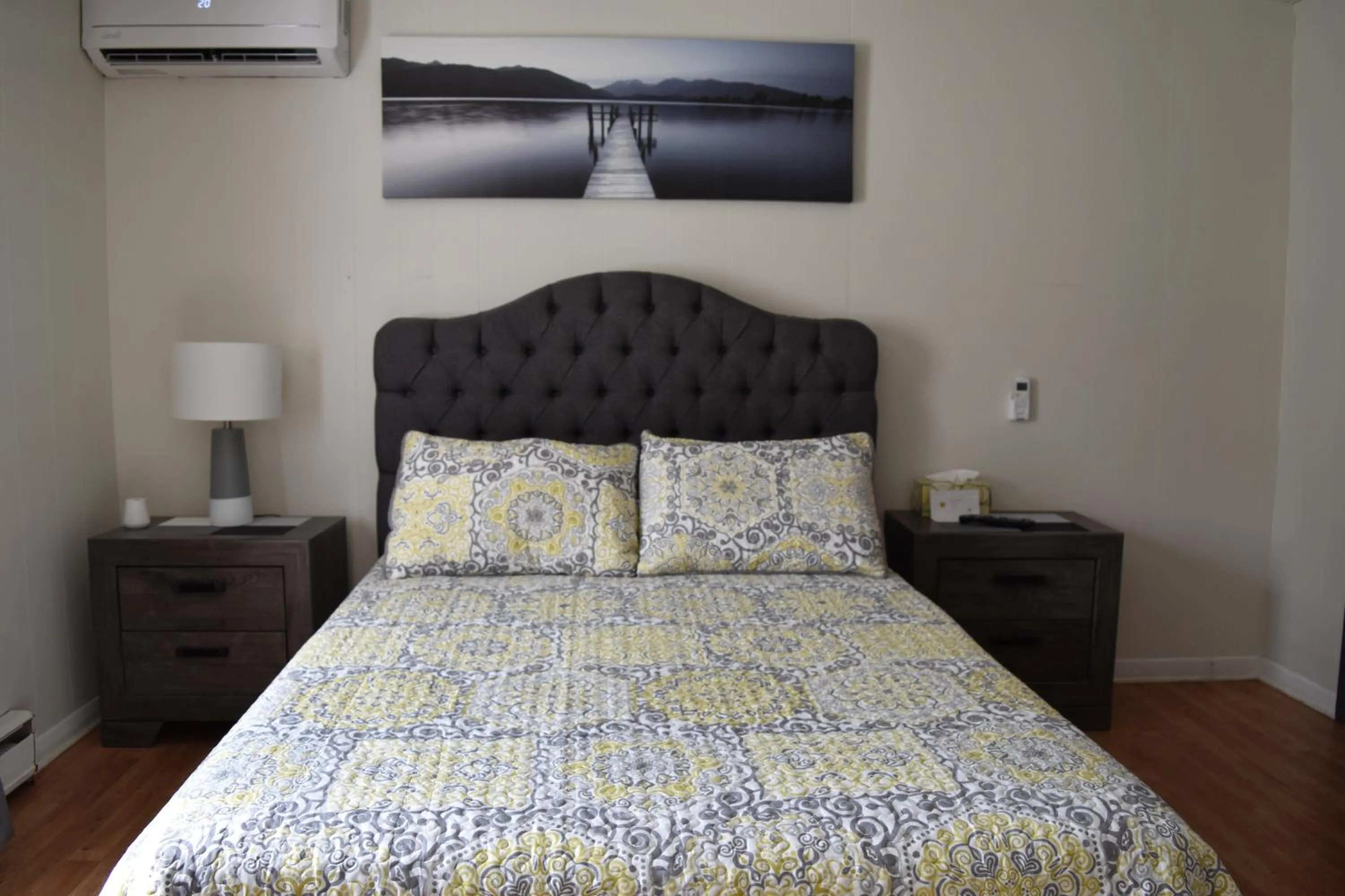 Photo of the whole room in Motel de L'Anse et Camping Rimouski