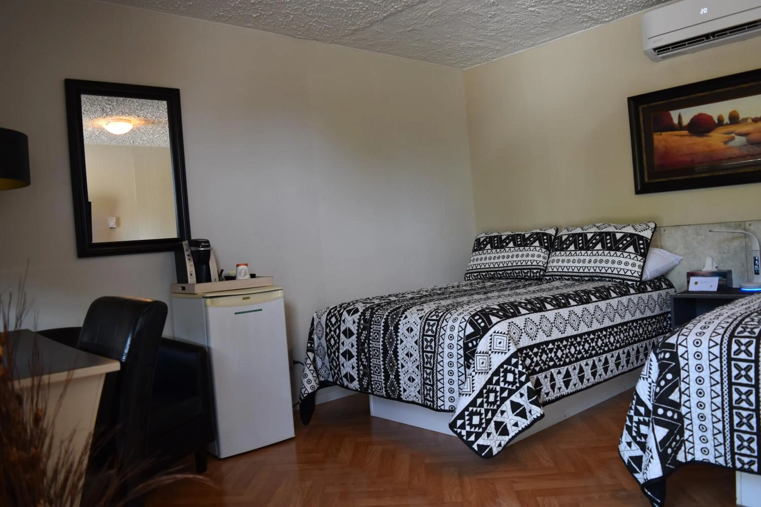 Photo of the whole room in Motel de L'Anse et Camping Rimouski