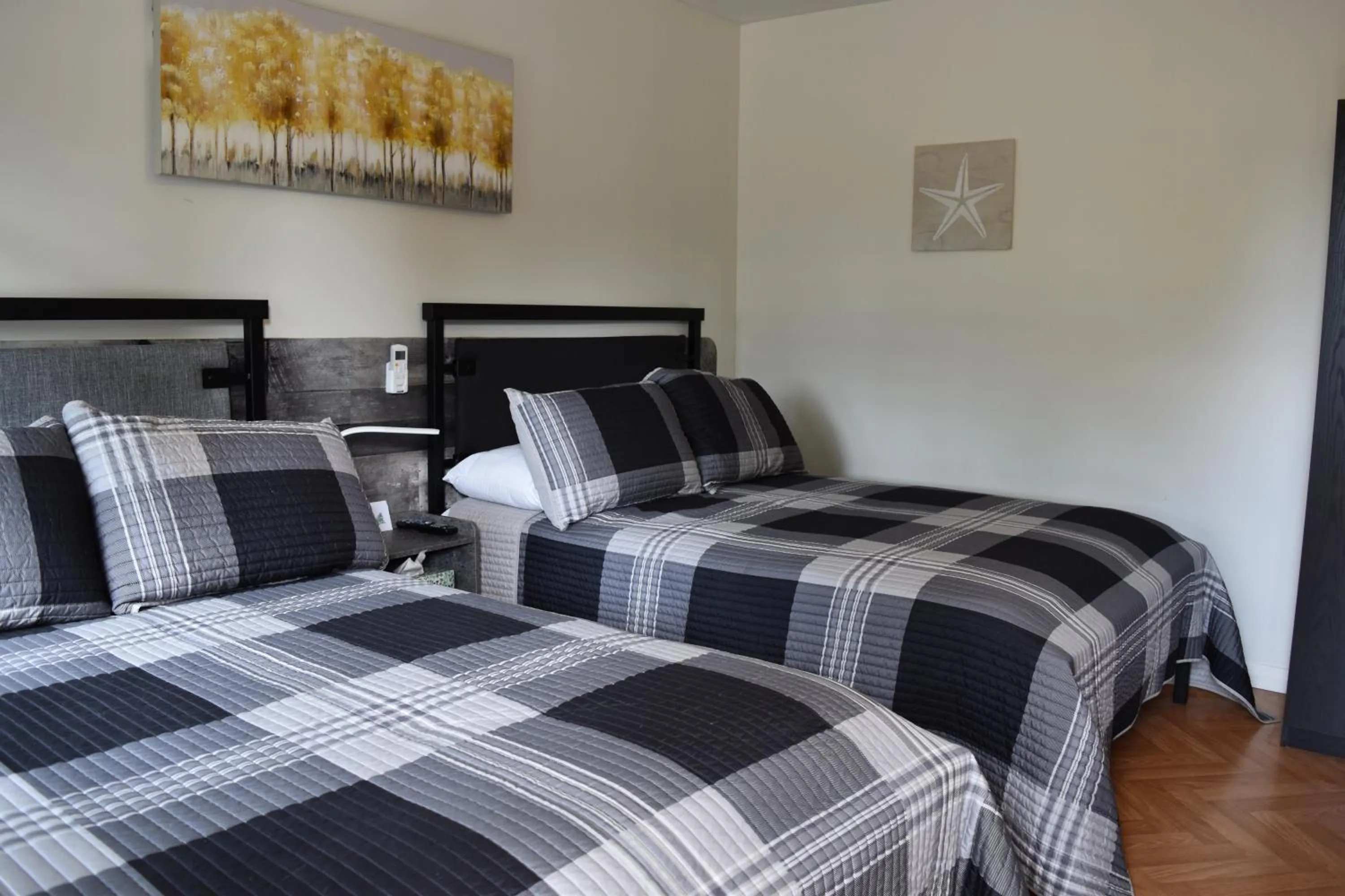 Photo of the whole room in Motel de L'Anse et Camping Rimouski