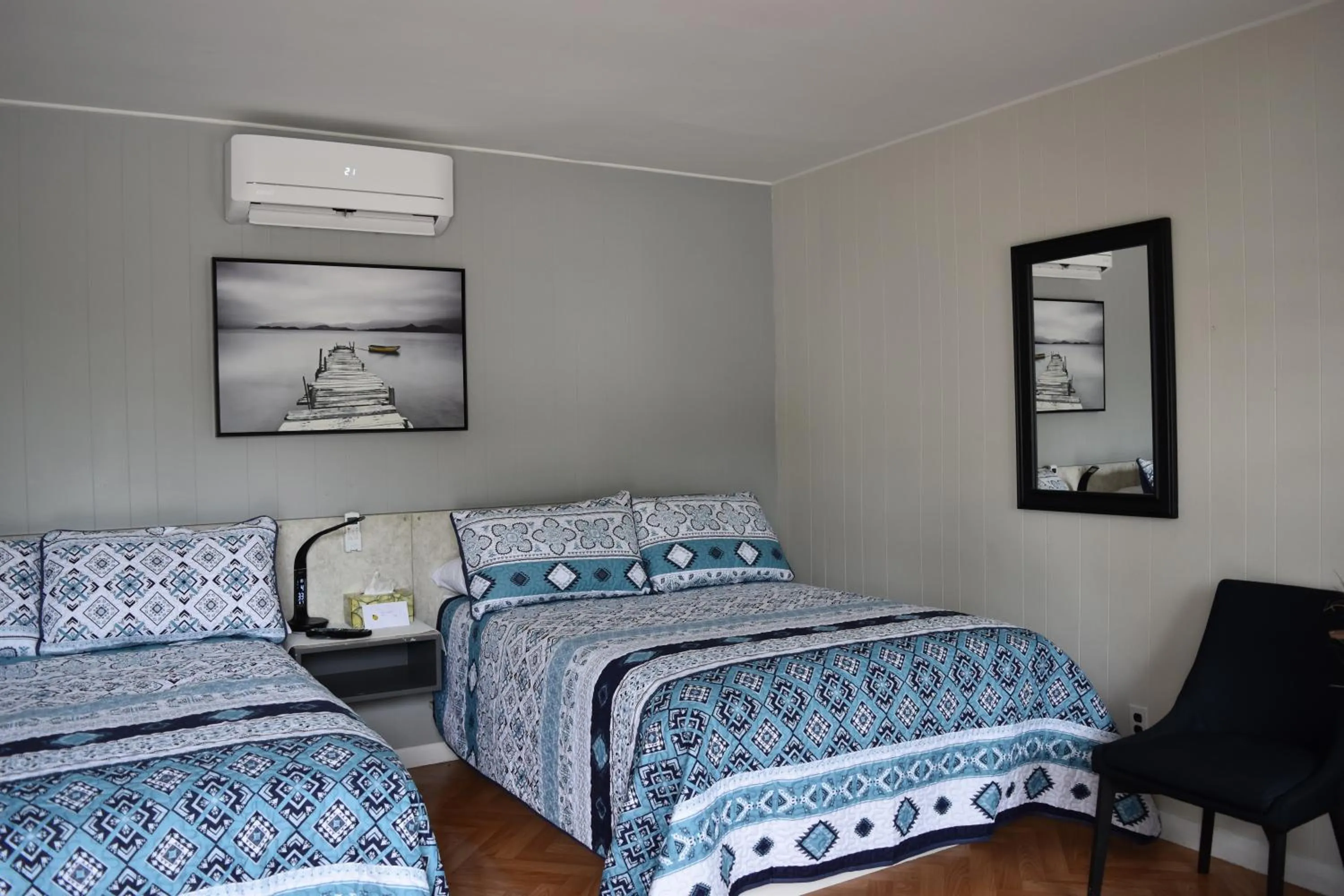 Photo of the whole room in Motel de L'Anse et Camping Rimouski