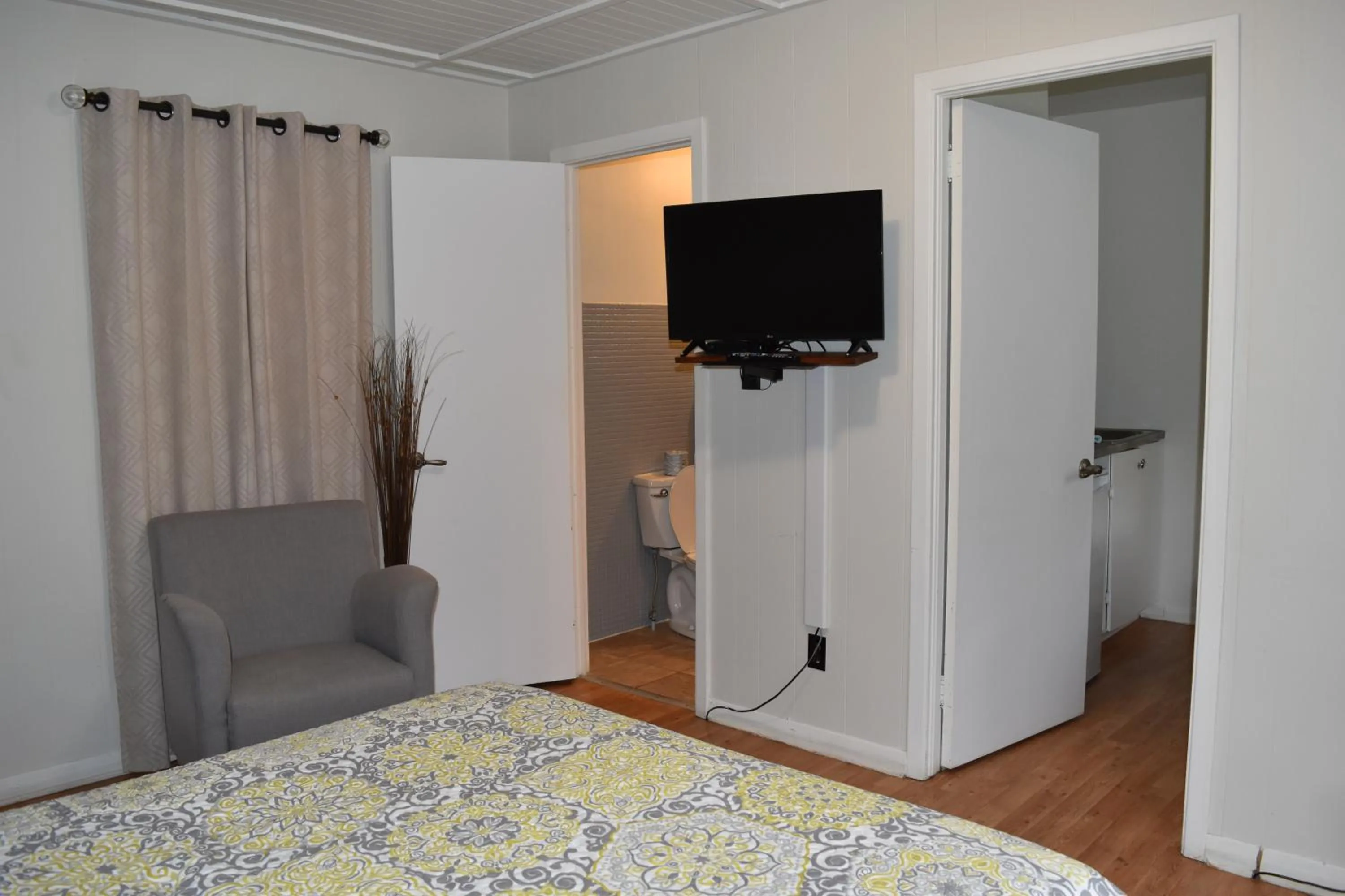 Photo of the whole room in Motel de L'Anse et Camping Rimouski