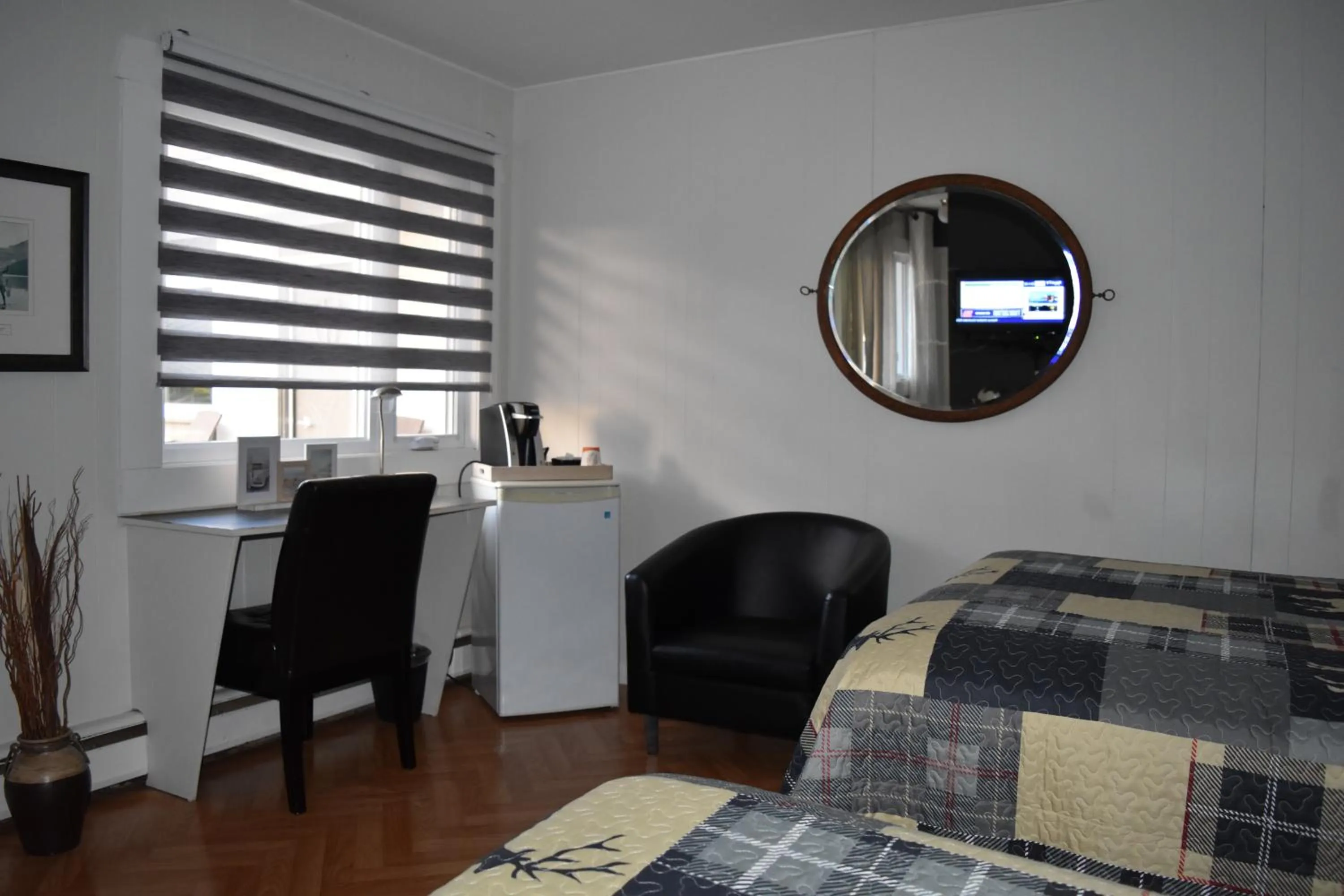 Photo of the whole room in Motel de L'Anse et Camping Rimouski