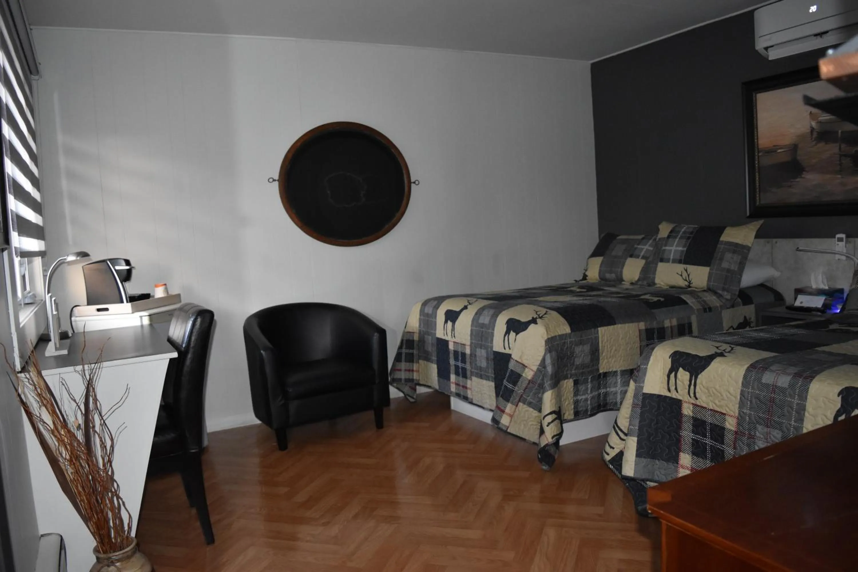Photo of the whole room in Motel de L'Anse et Camping Rimouski