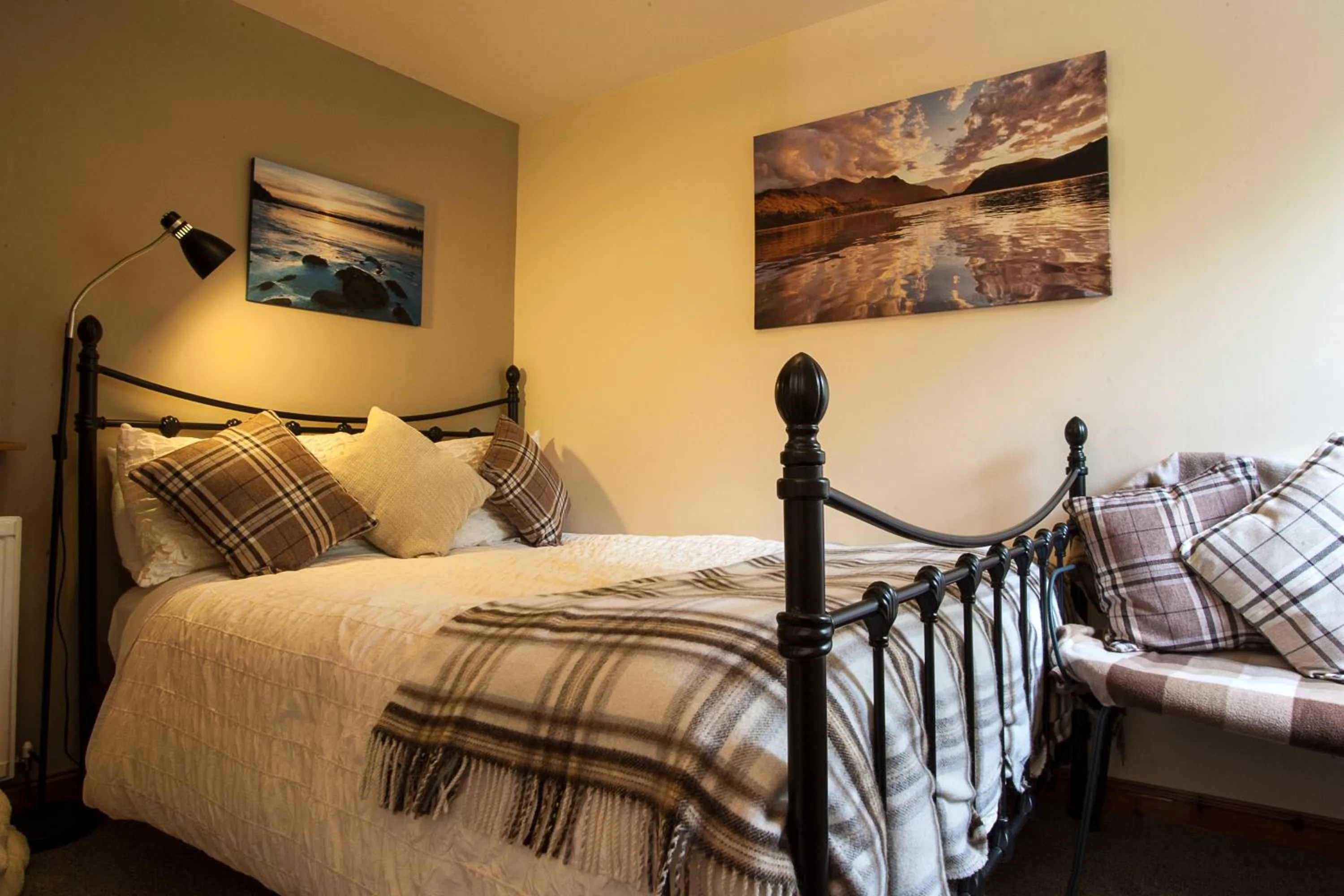 Photo of the whole room, Bed in Kettle House B&B