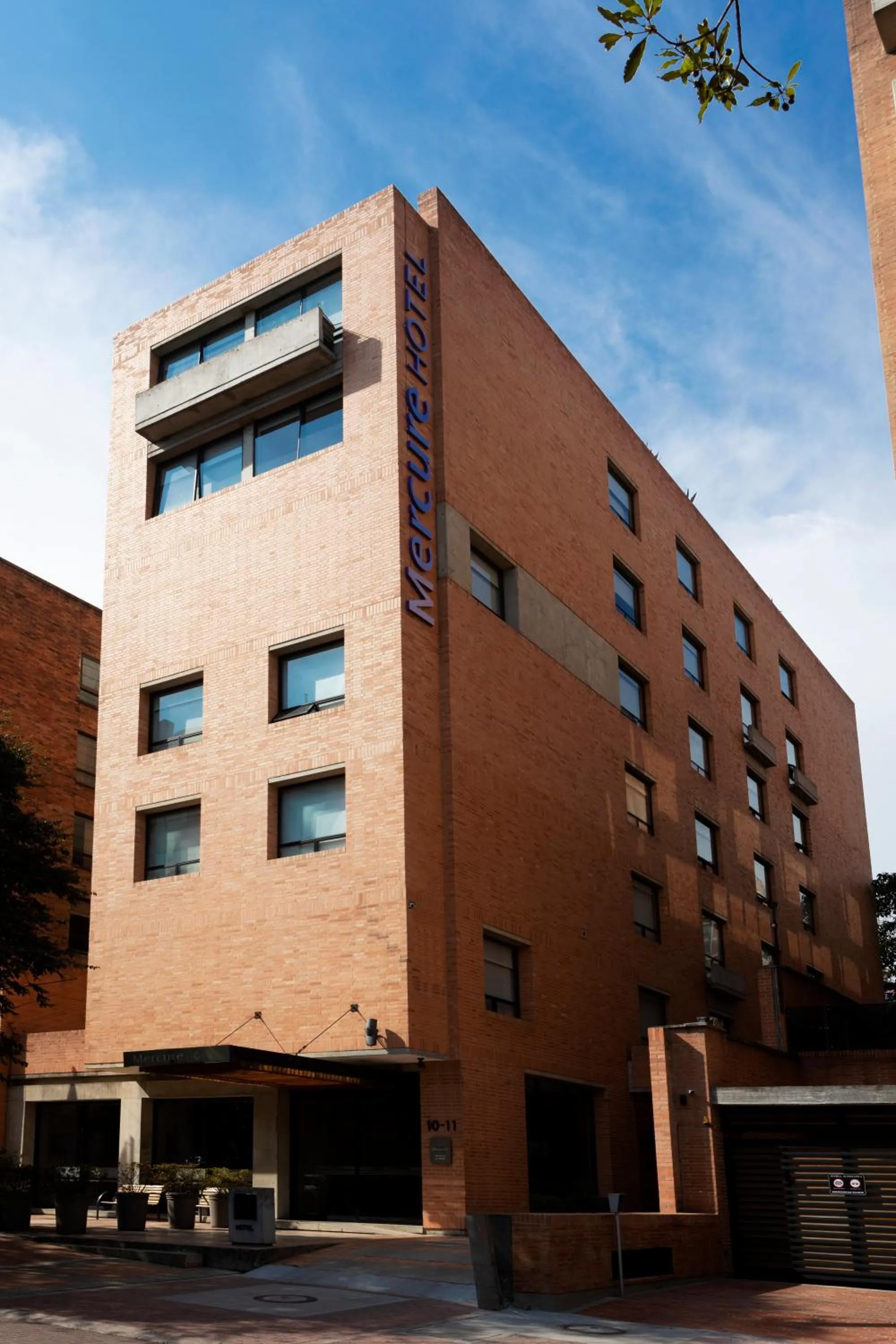 Facade/entrance in Mercure Bogota BH Retiro