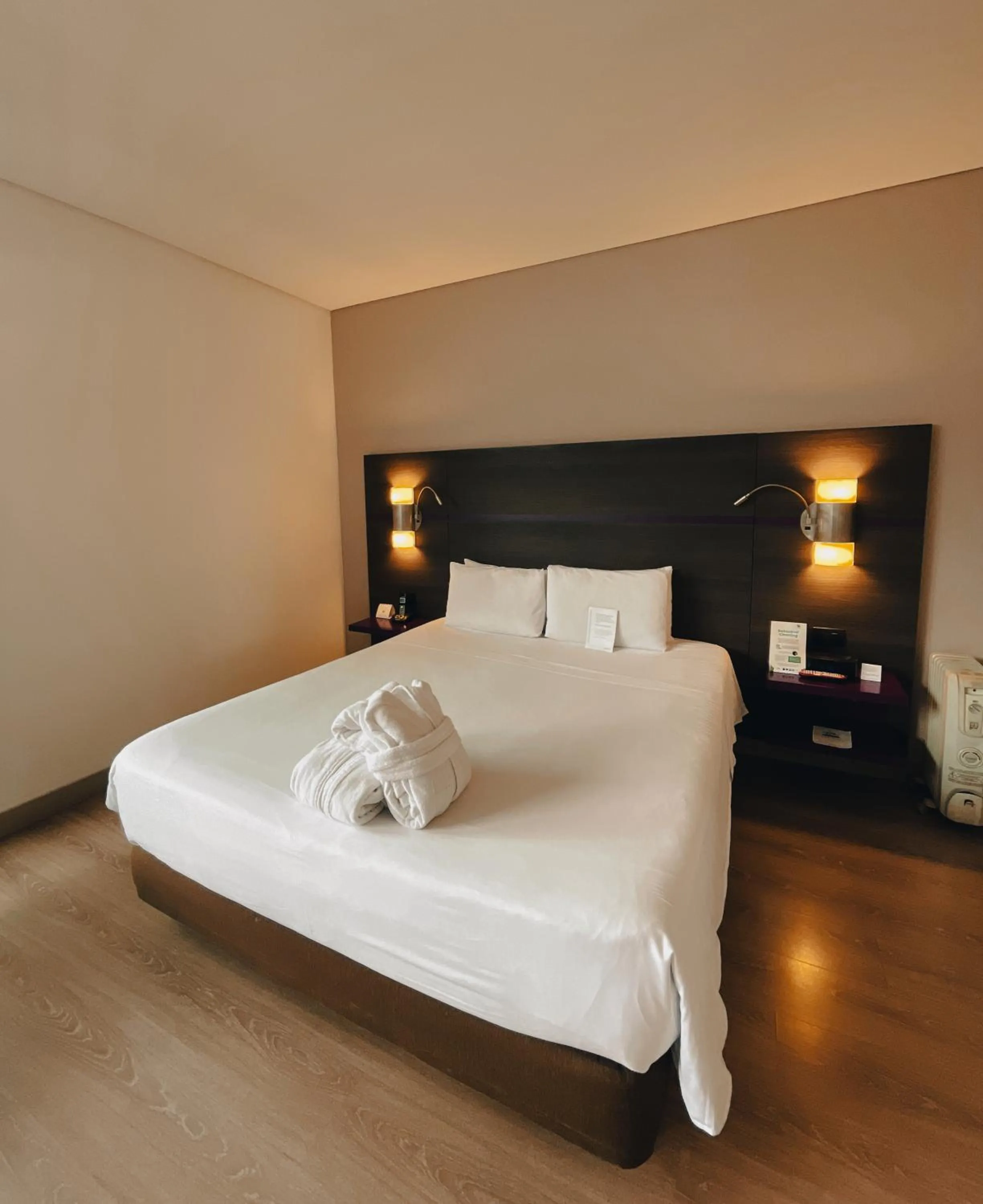 Photo of the whole room, Bed in Mercure Bogota BH Zona Financiera