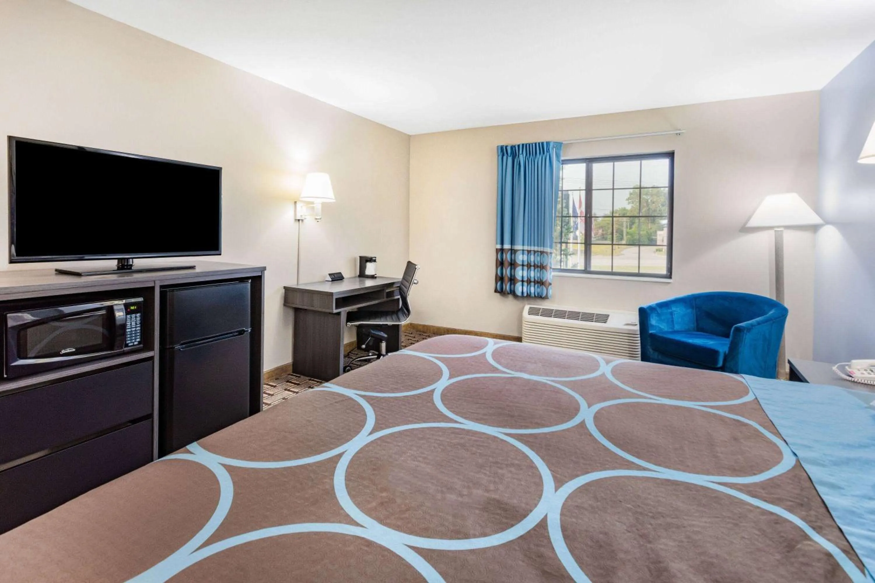 Photo of the whole room, Bed in Super 8 by Wyndham Marysville/Port Huron Area