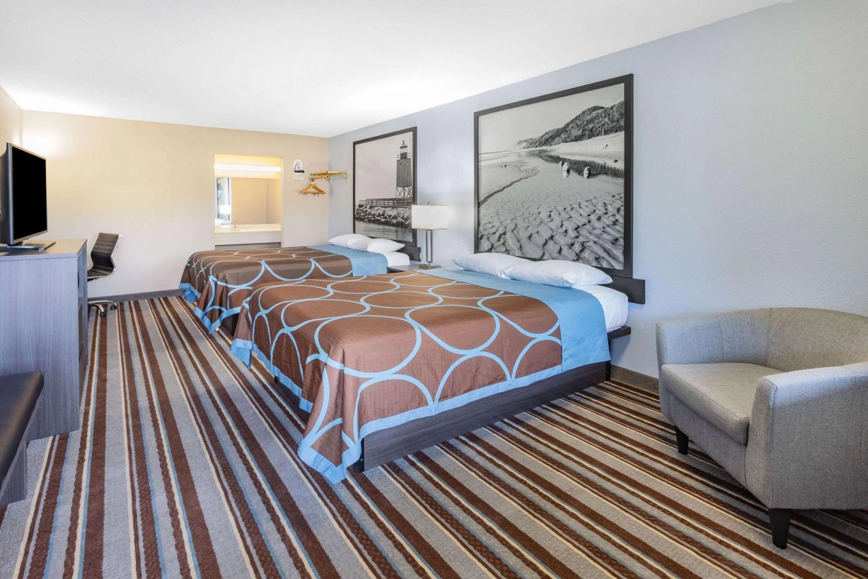 Photo of the whole room, Bed in Super 8 by Wyndham Marysville/Port Huron Area