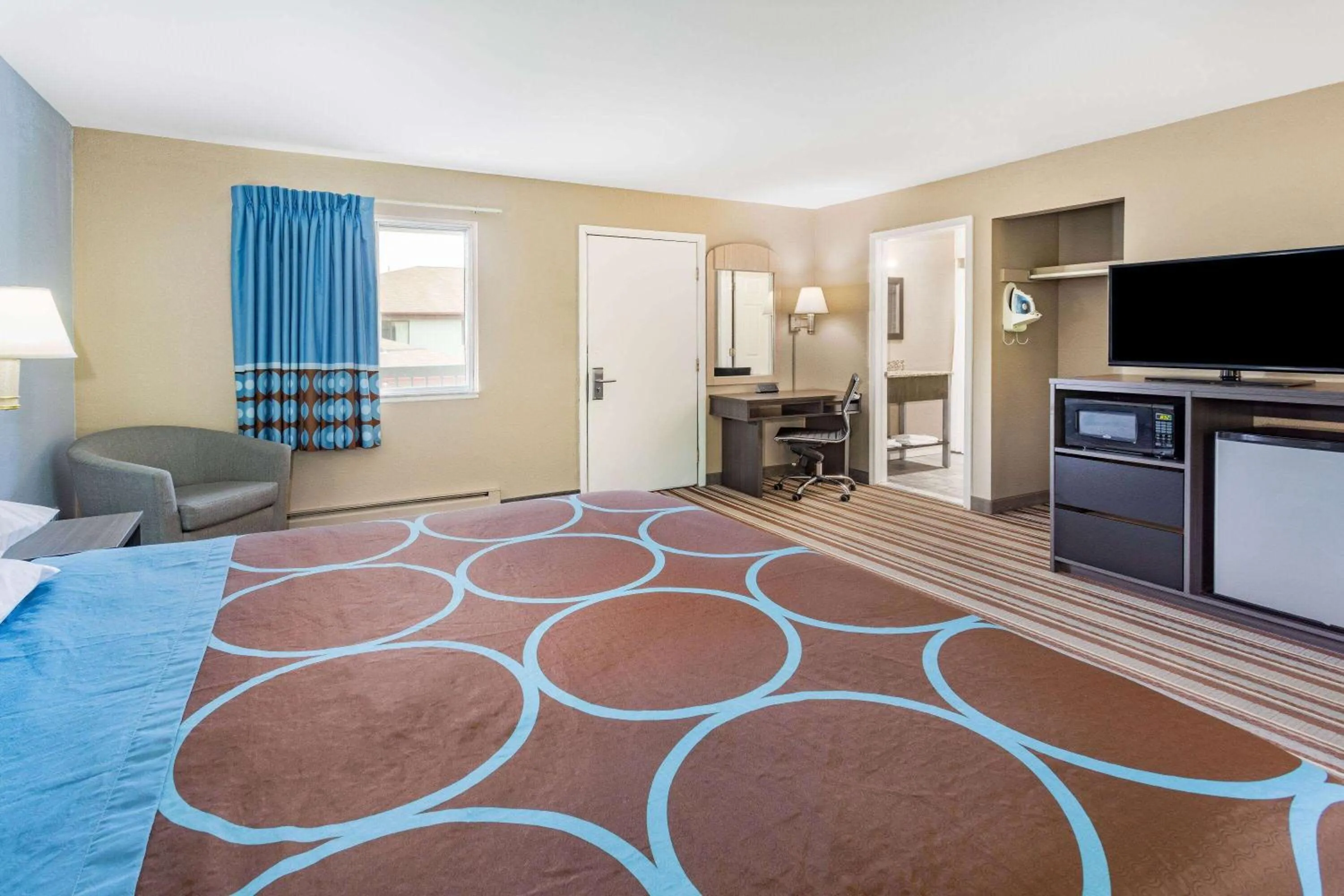 Photo of the whole room, Bed in Super 8 by Wyndham Marysville/Port Huron Area