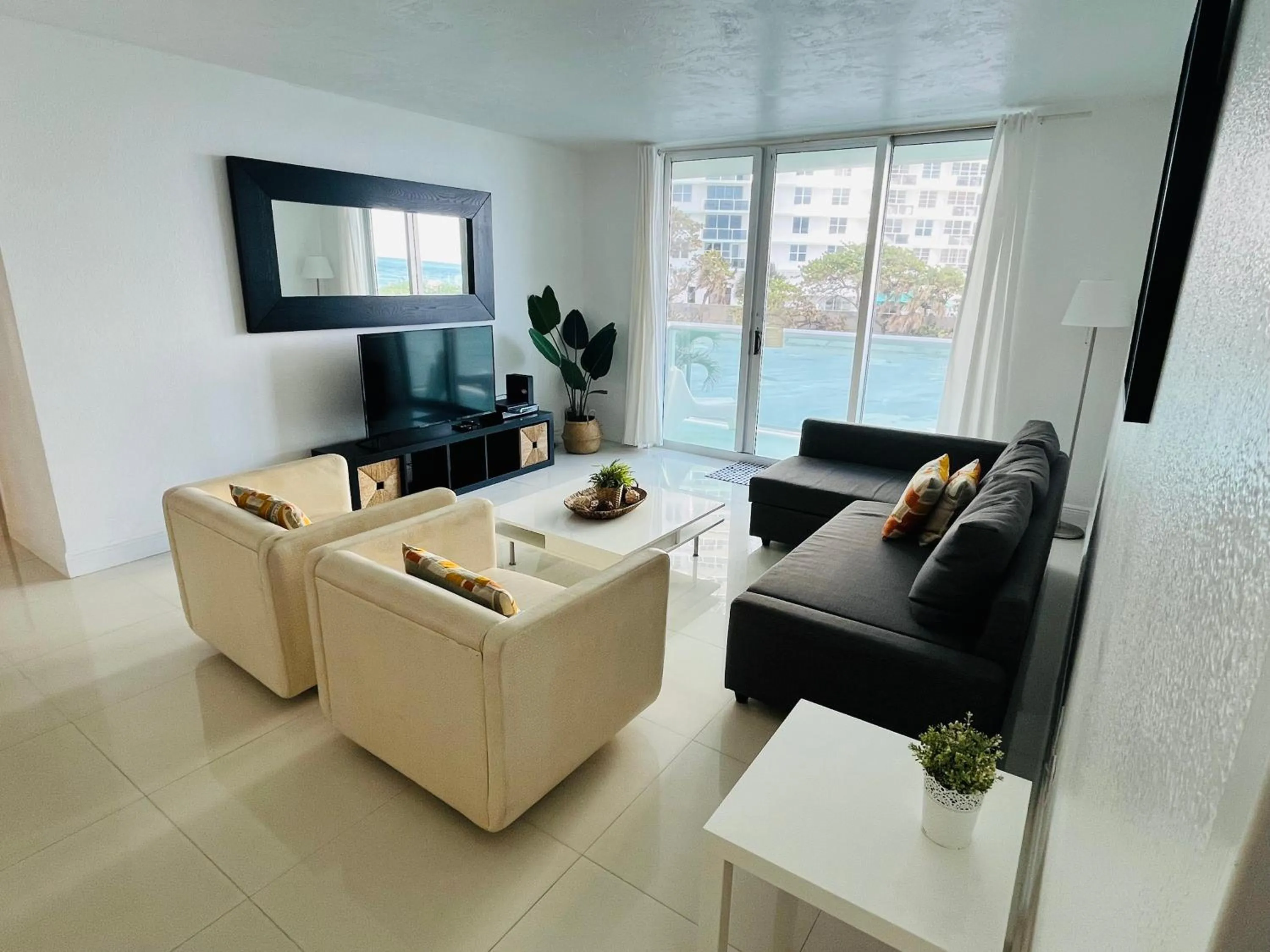 Miami Hallandale Condo, Partial Ocean View Direct Beach and Pool Access Miami Hollywood Beach