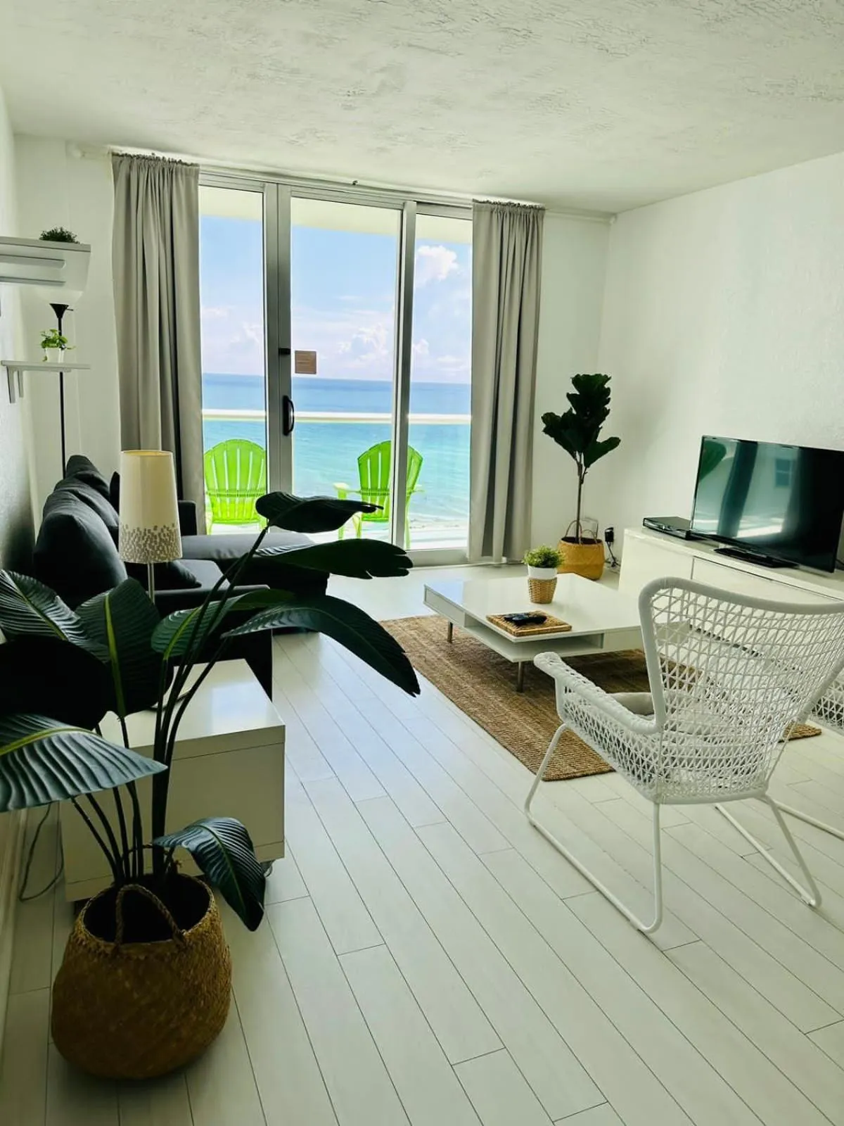 Miami Hallandale Condo, Partial Ocean View Direct Beach and Pool Access Miami Hollywood Beach