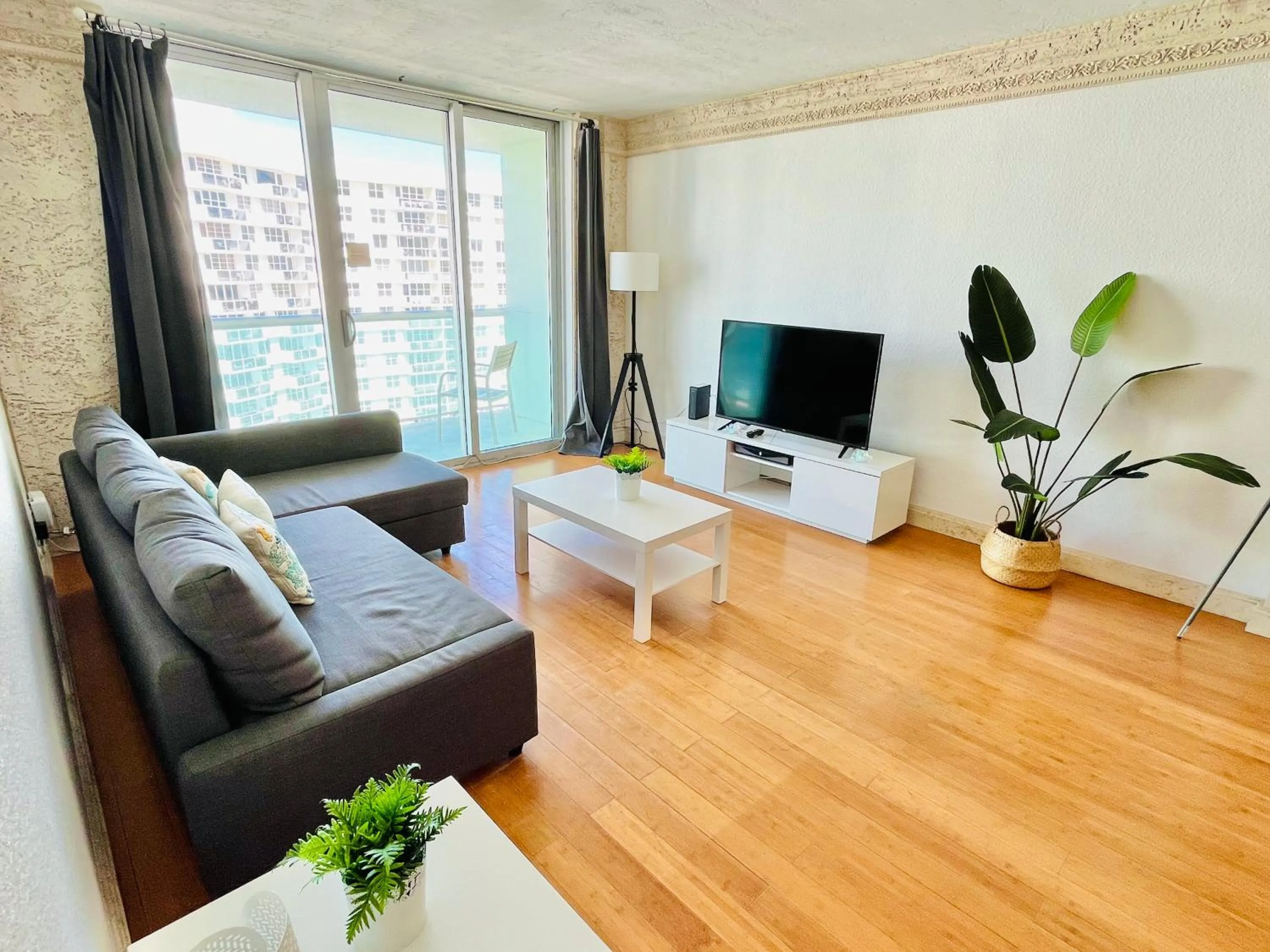 Miami Hallandale Condo, Partial Ocean View Direct Beach and Pool Access Miami Hollywood Beach