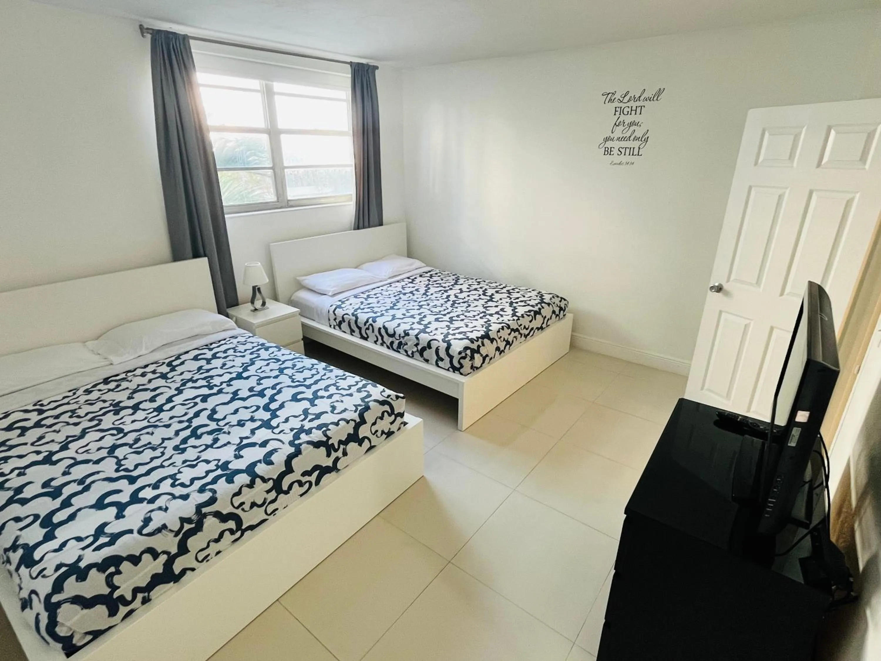 Bed in Miami Hallandale Condo, Partial Ocean View Direct Beach and Pool Access Miami Hollywood Beach