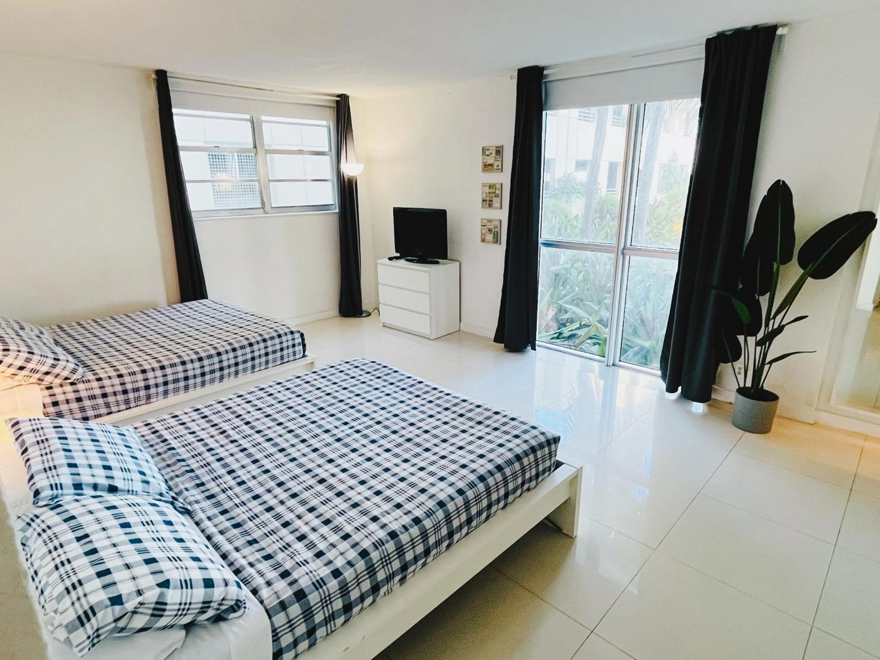 Bed in Miami Hallandale Condo, Partial Ocean View Direct Beach and Pool Access Miami Hollywood Beach