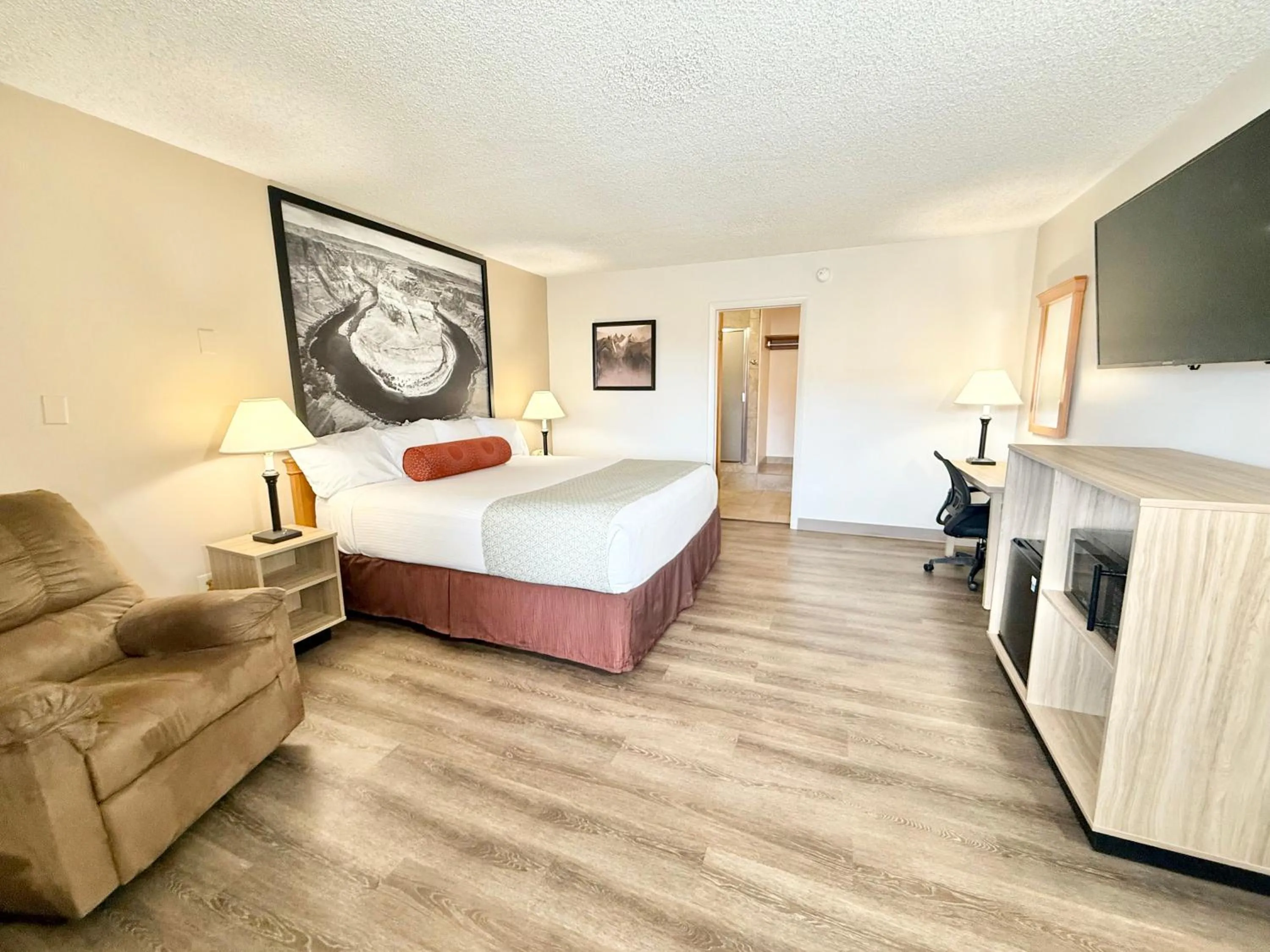 Bedroom, Bed in Super 8 by Wyndham Salina/Scenic Hills Area