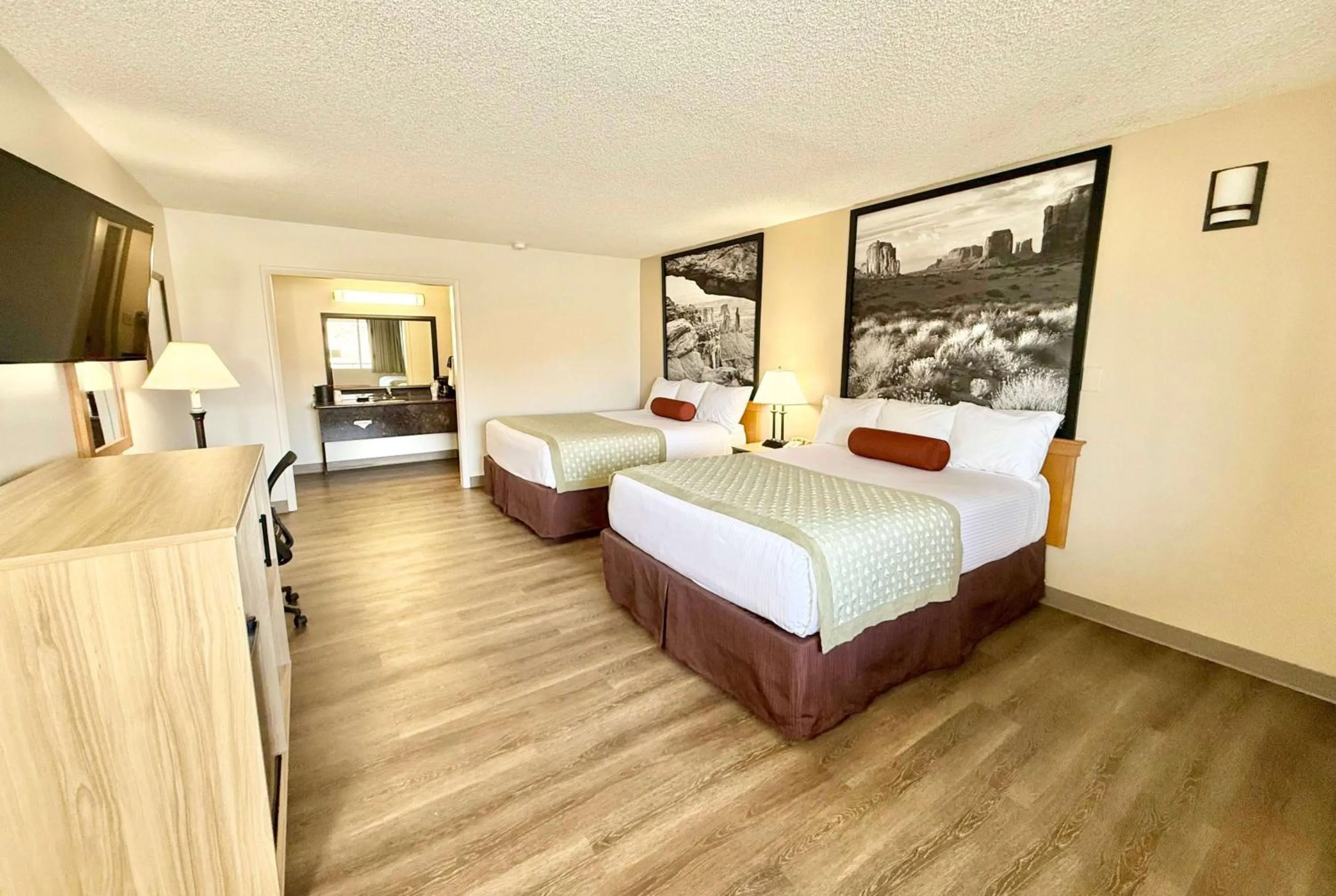 Photo of the whole room, Bed in Super 8 by Wyndham Salina/Scenic Hills Area