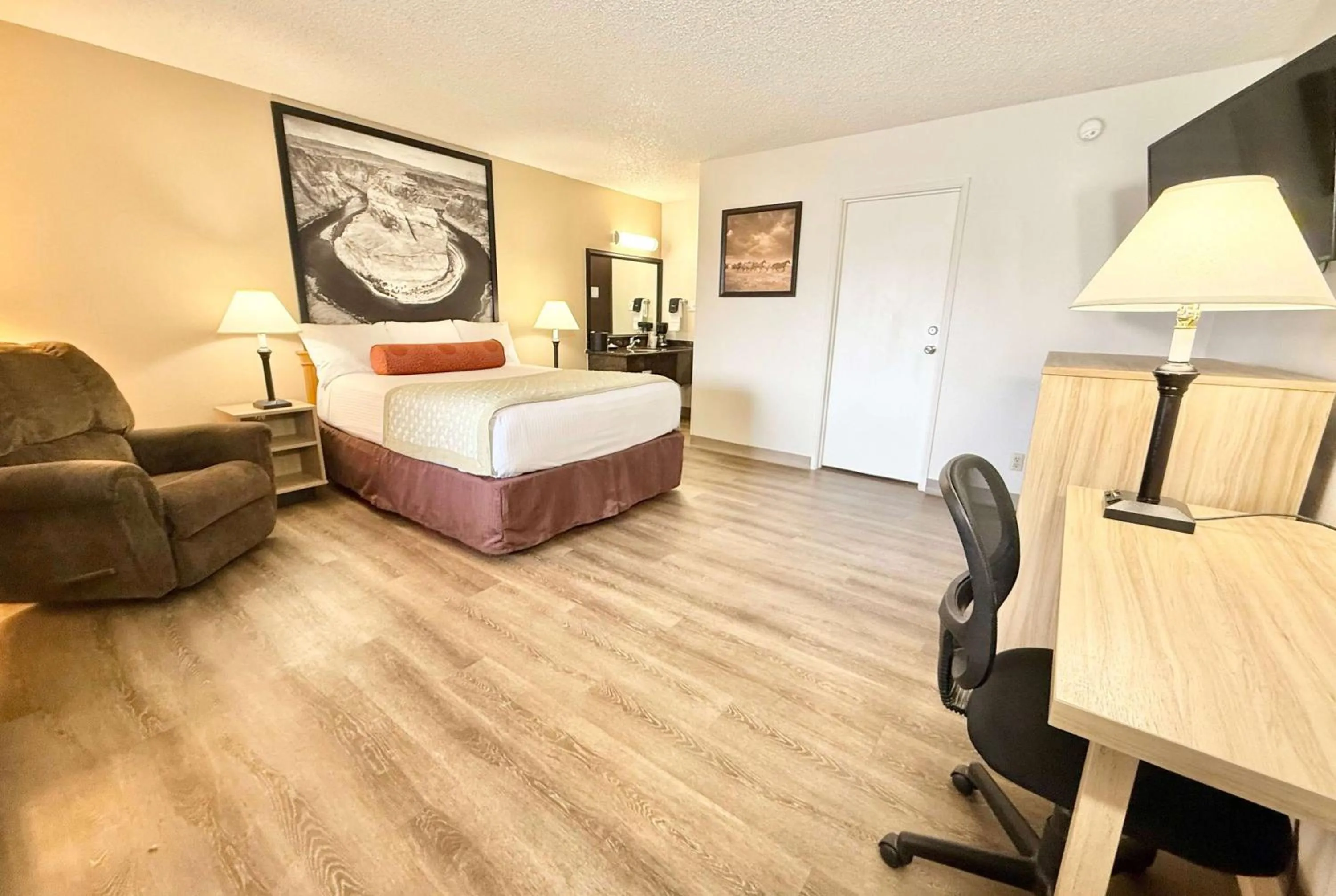 Photo of the whole room, Bed in Super 8 by Wyndham Salina/Scenic Hills Area