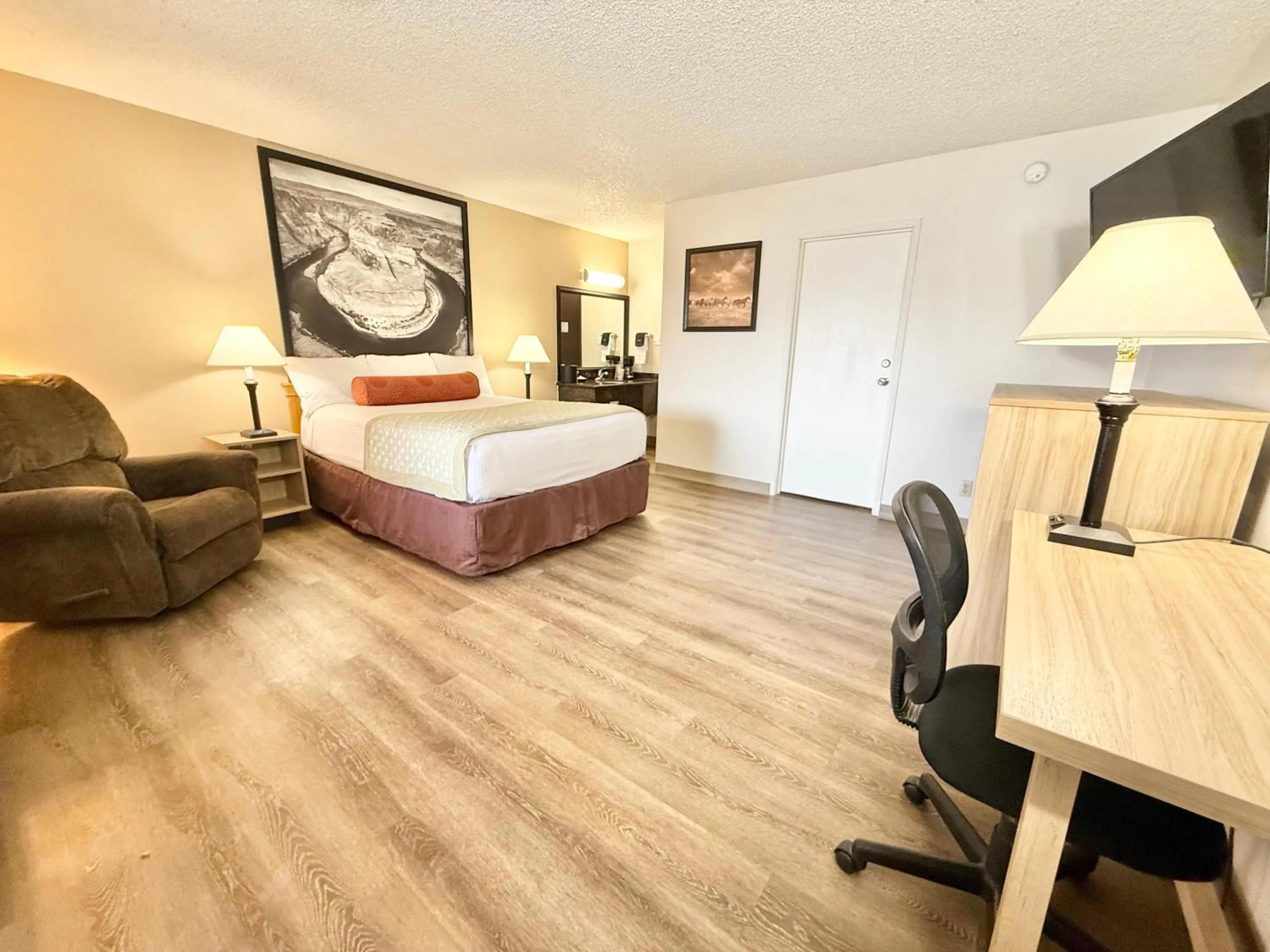 Bedroom, Bed in Super 8 by Wyndham Salina/Scenic Hills Area