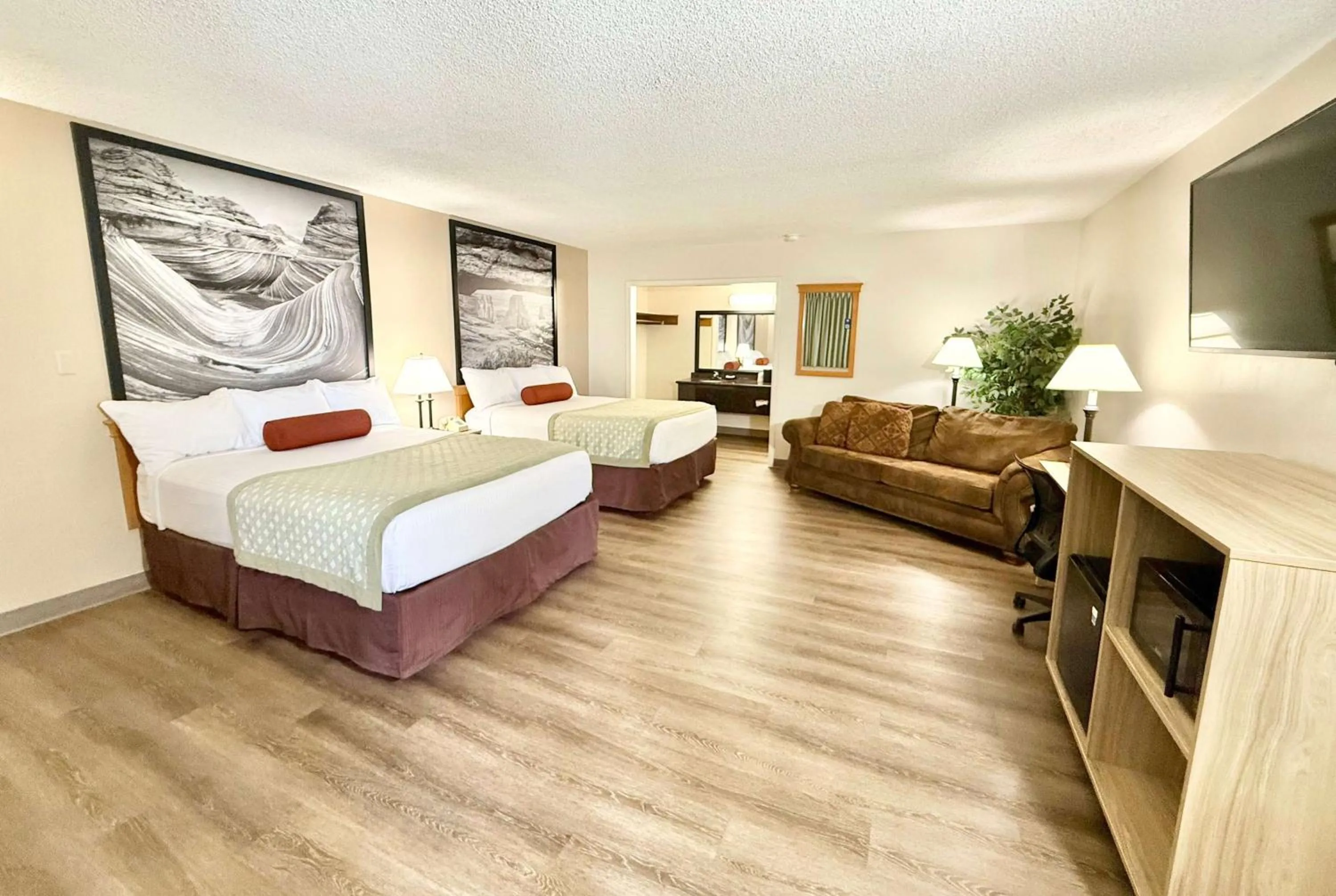 Photo of the whole room, Bed in Super 8 by Wyndham Salina/Scenic Hills Area